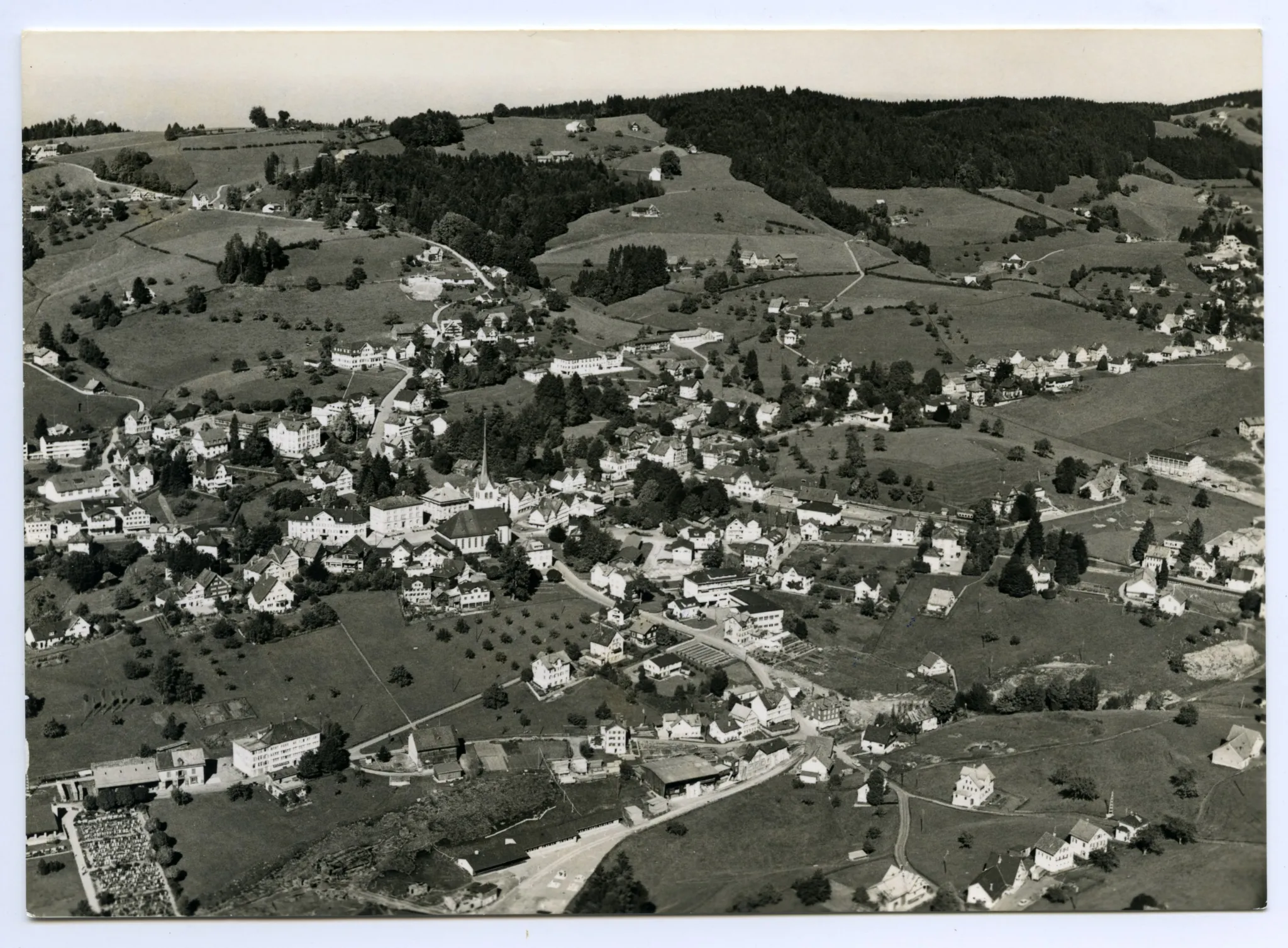 Schönenbüel, Bächli/Friedhof, Dorfkern/Dorfplatz, Bahnhof, Ebni (teilweise), Gremm/Lortanne. Blick Richtung „Eggen“, via Krankenhaus, Töchterinstitut Buser