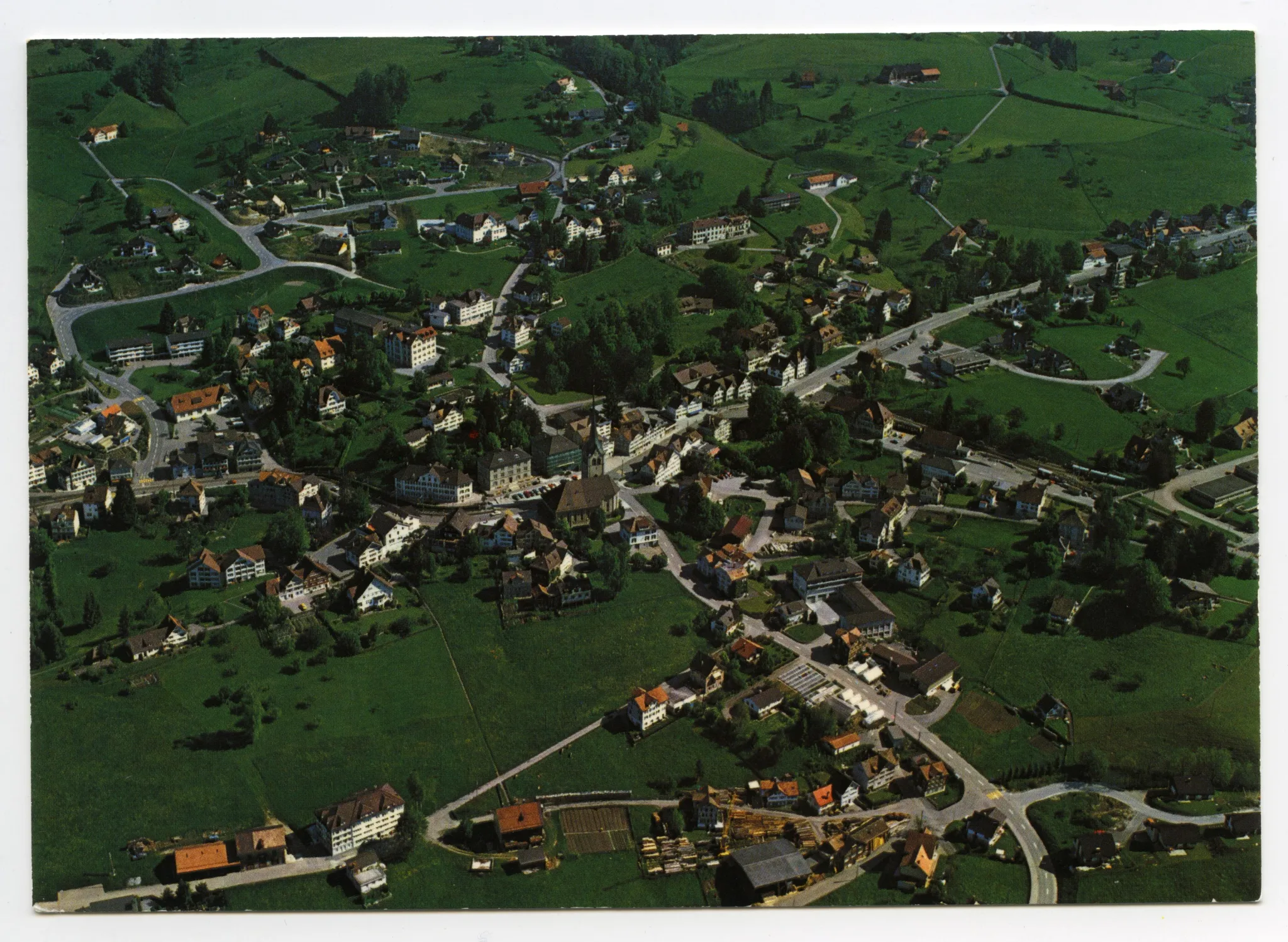 Dorfkern mit Bächli, Bahnhof, Migros, Gremm/Lortanne (vgl. Hc.14-06)