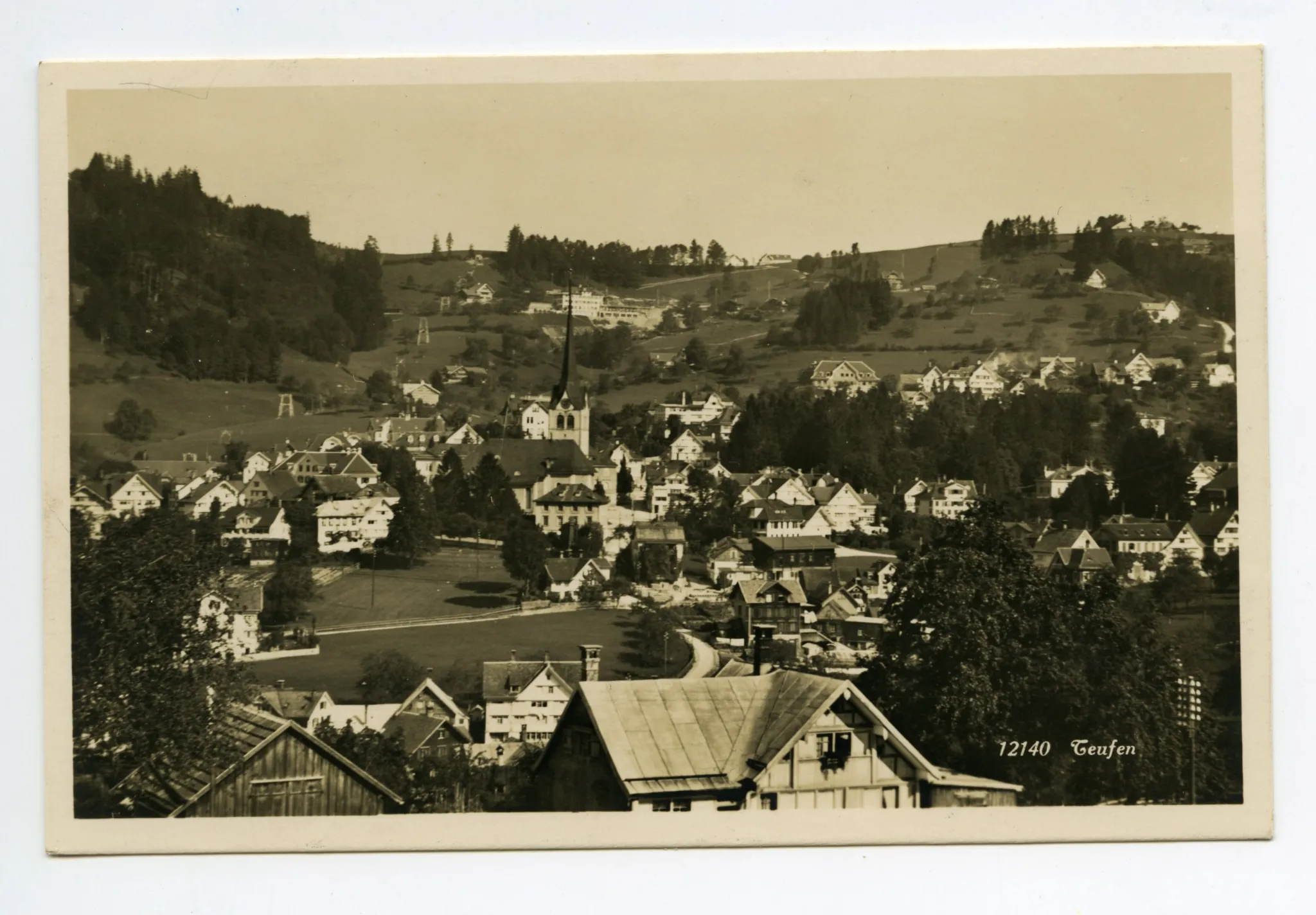 mit Blick zu Bad Sonder und Schäflisegg. Auffällige Masten (prov. Transport- oder Skilift?) westl. von Bad Sonder