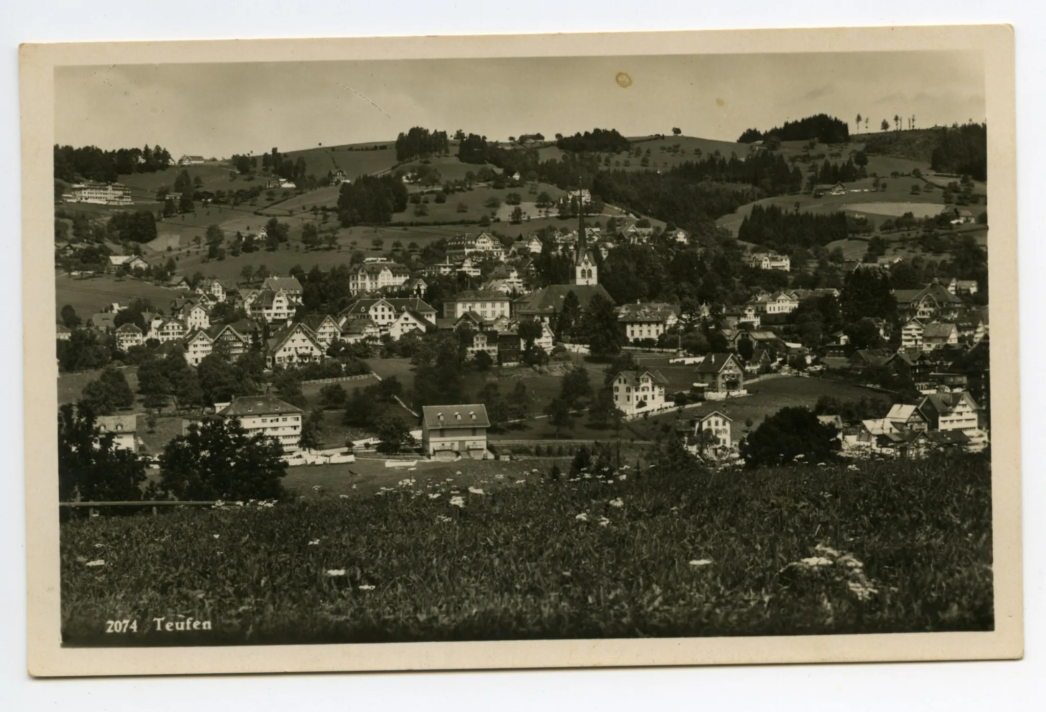 im Vordergrund Bächli, mit Bahnhof und Krankenhaus, Blick zu Bad Sonder, Schäflisegg/Eggen-Höhenweg