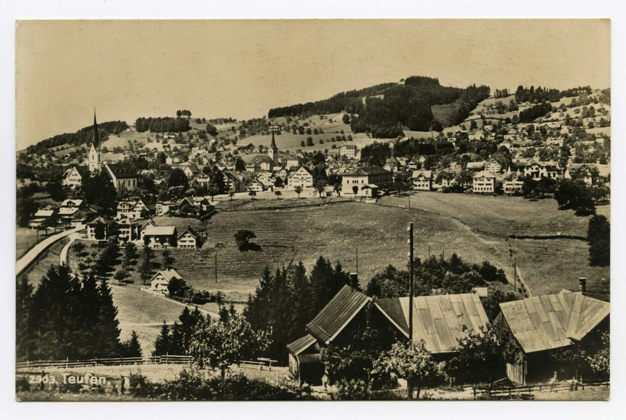 von Schlatterlehn/Bruggtobel?). Vorne Sammelbüel, alte Kath. Kirche, mit Zeughaus, Bahnhof, Krankenhaus, Dorfzentrum, Fernblick, Bad Sonder. Blick zu Schwendibüel, Frölichsegg. (vgl. Hc.16-13)