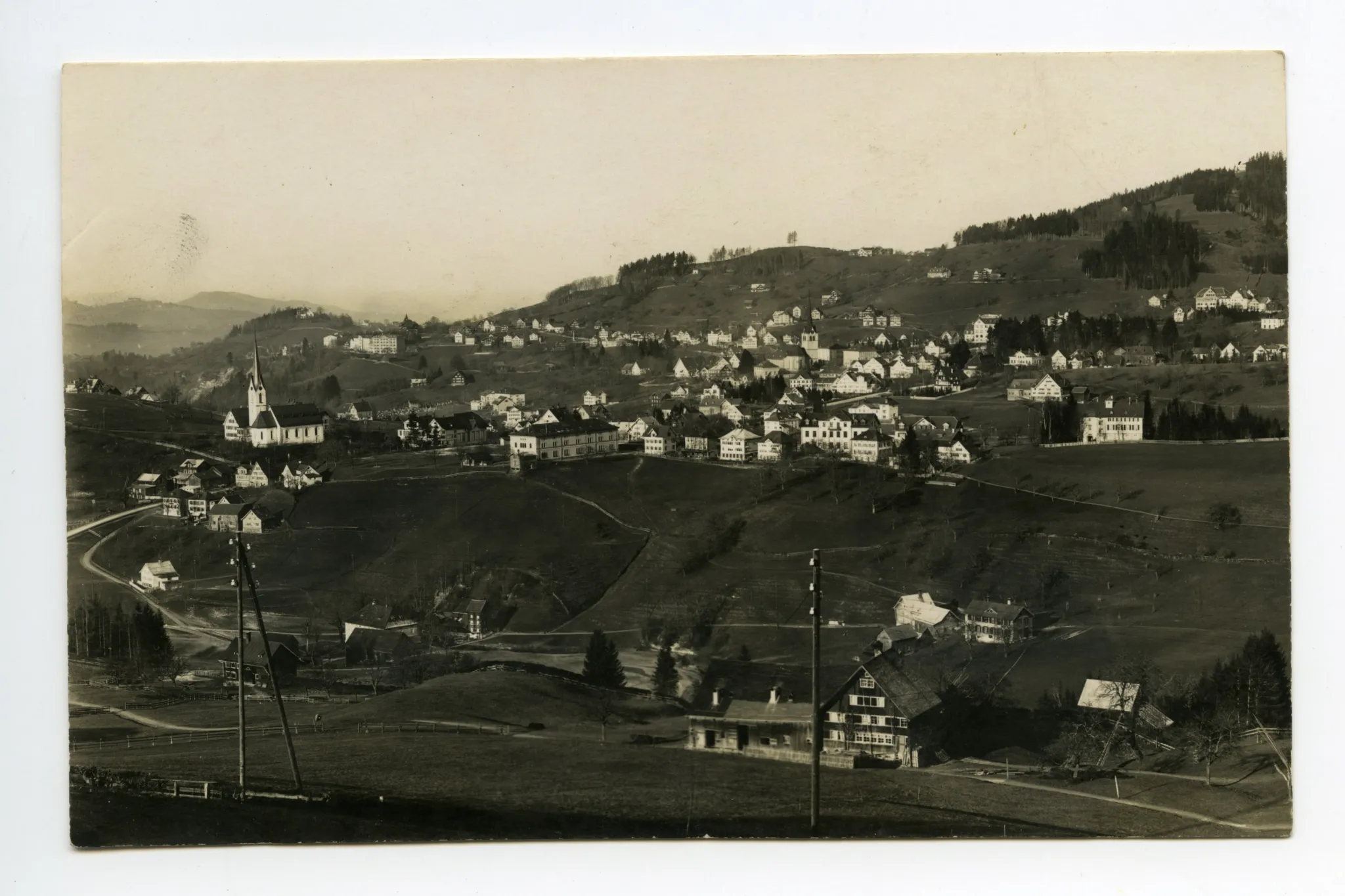 vorne Gebiet Goldibrugg. Mit Sammelbüel, Zeughaus, Ebni, Bahnhof, Friedhof, beiden Dorfkirchen. Blick zu Eggli resp. Schwendibüel