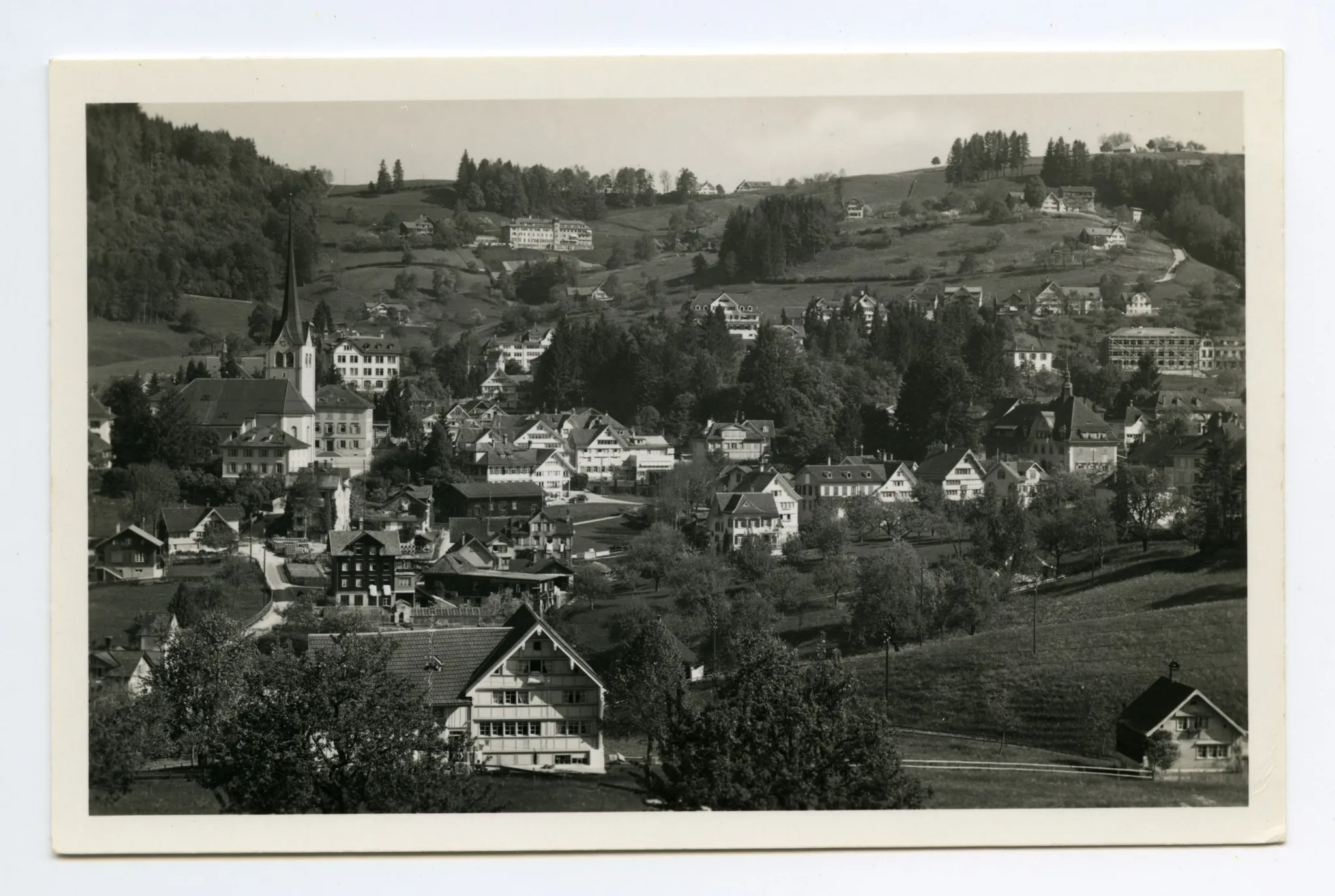 Erweiterungsbau West des Krankenhauses im Bau. Blick zu Bad Sonder, Schäflisegg