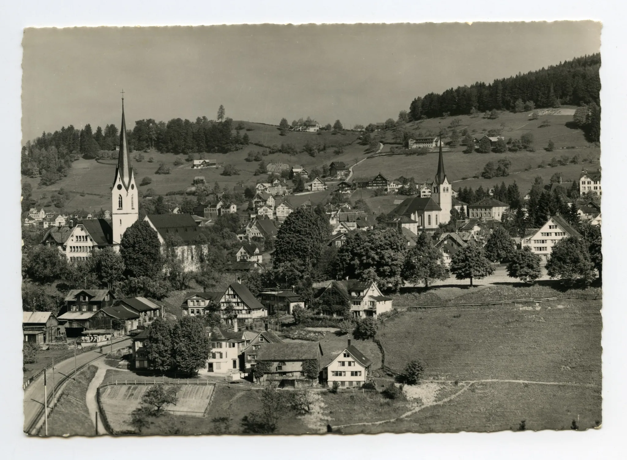 Vorne Sammelbüel. Mit beiden Dorfkirchen, Fernblick. Blick zu Schwendibüel