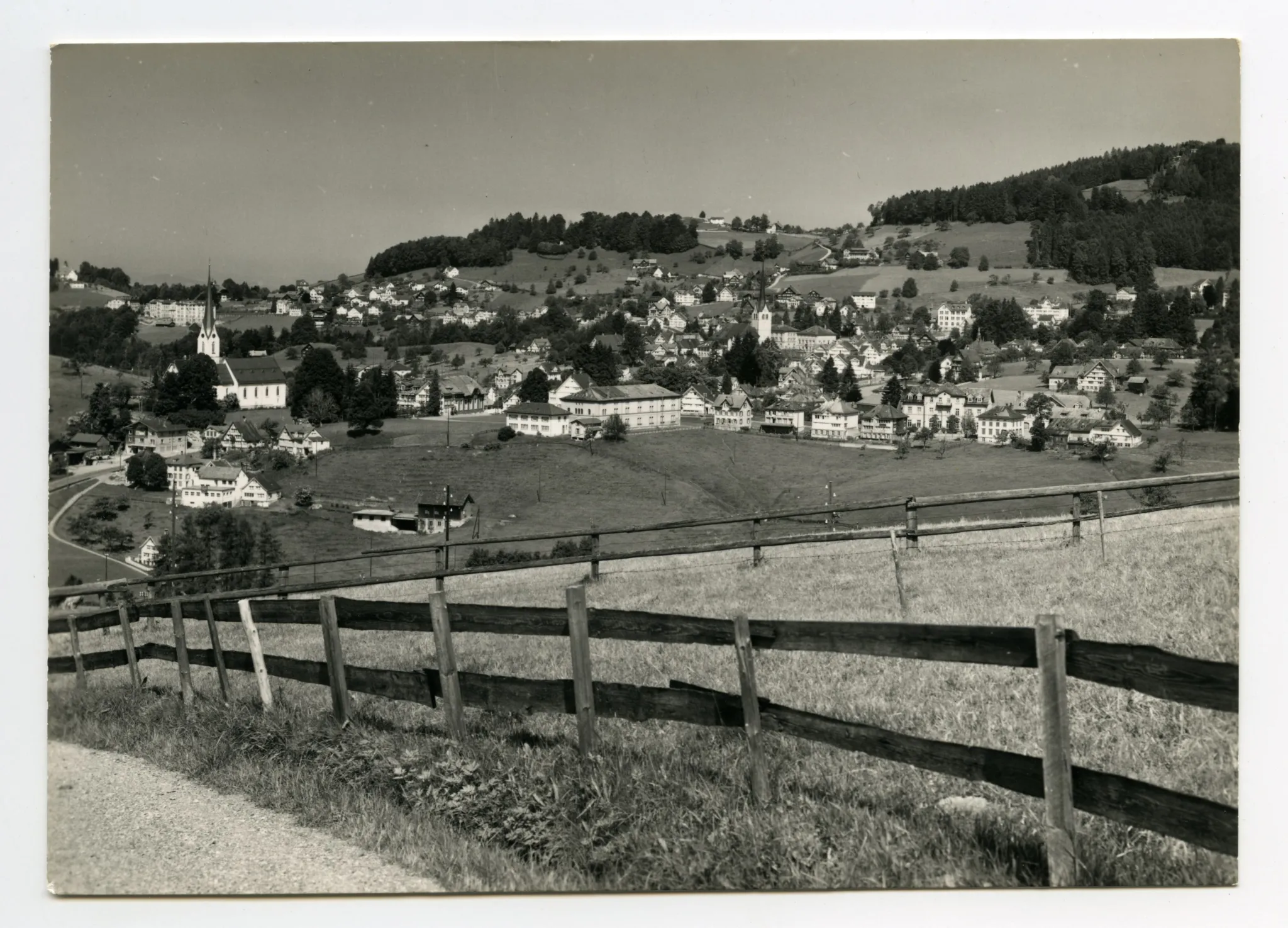 von Schlatterlehn, mit Sammelbüel, Zeughaus/Linde, Bleichi, beiden Dorfkirchen, Bahnhof, Fernblick. Blick zu Eggli resp. Froher Aussicht