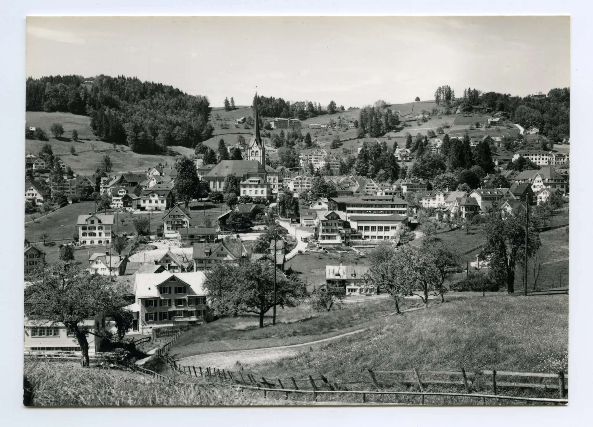vom Schönenbüel, mit Bächli, Bad Sonder, Bahnhof, Krankenhaus (ange-schnitten). Blick zu Frölichsegg, Schäflisegg, Hüslersegg