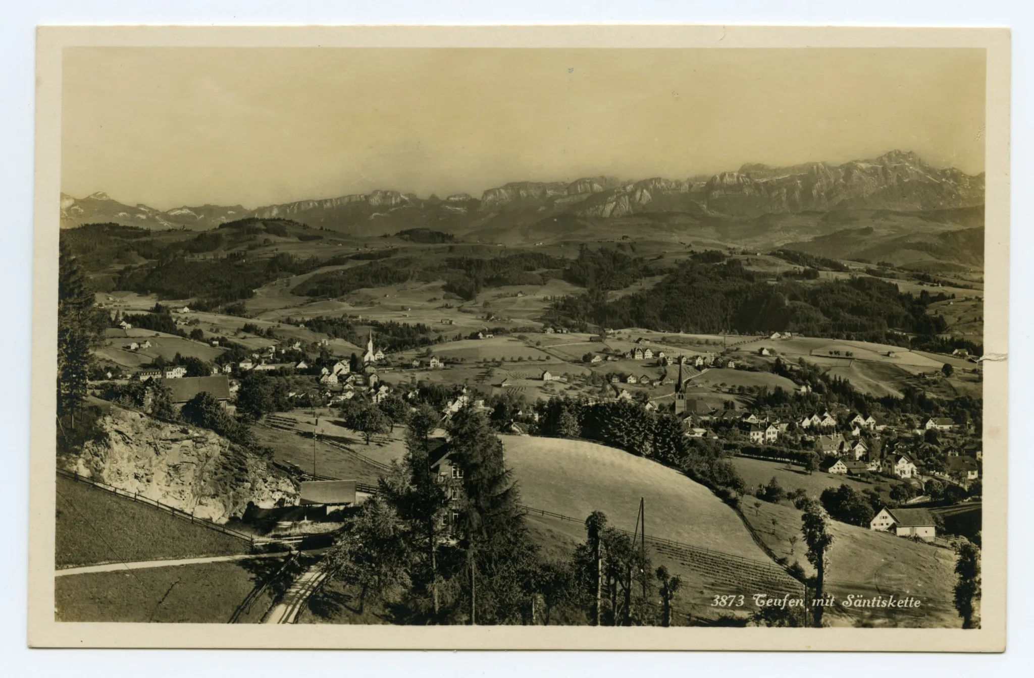 von den Eggen gesehen. Beide Dorfkirchen, Alpstein. Vorne Steinbruch?/Aushub?, ca. Gebiet Südhang Frölichsegg?