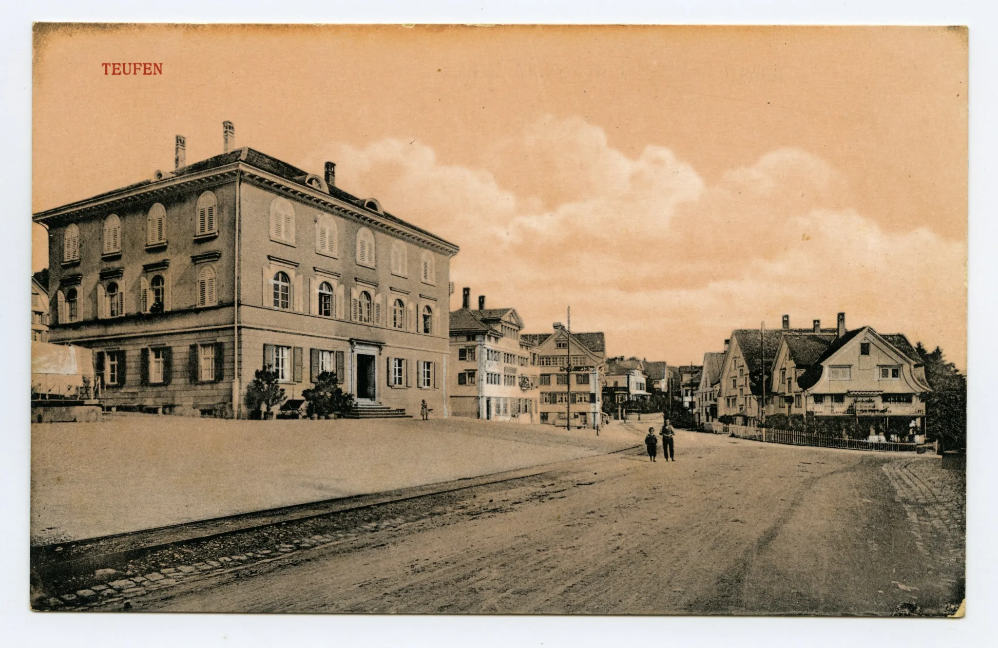 Gemeindehaus, Kornhändlerhaus, Blick Richtung Villa Roth. Zwei posierende Buben beim Gleis vor Gemeindehaus (vgl. Hc.20-01 und Hc.20-02)