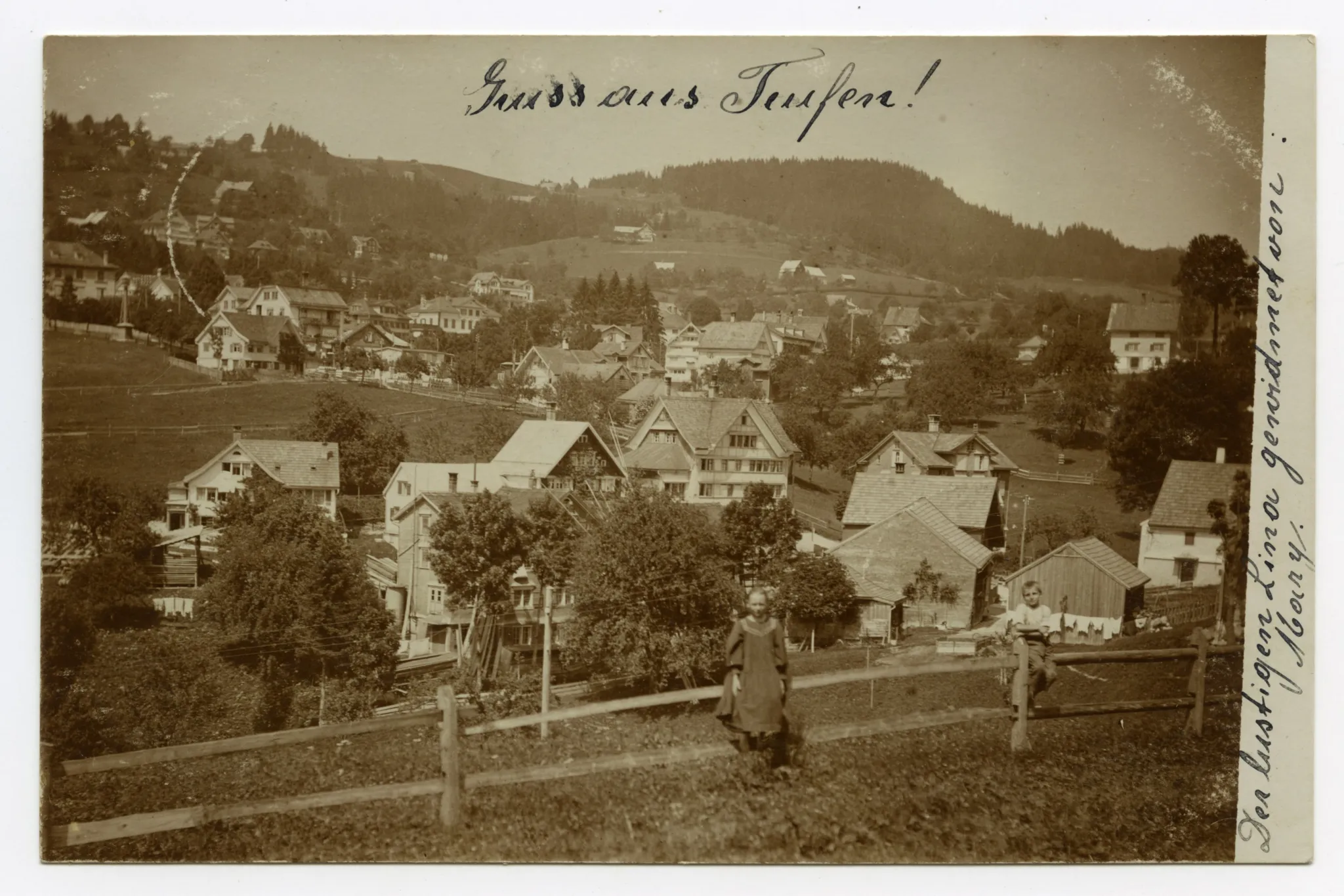 , zwei Kinder auf Latten-Hag, hinten Gremm mit Krankenhaus, Blick zur Hüslersegg (siehe Ho.07-009: gleiches Foto, leicht anderer Ausschnitt, s/w statt col.)