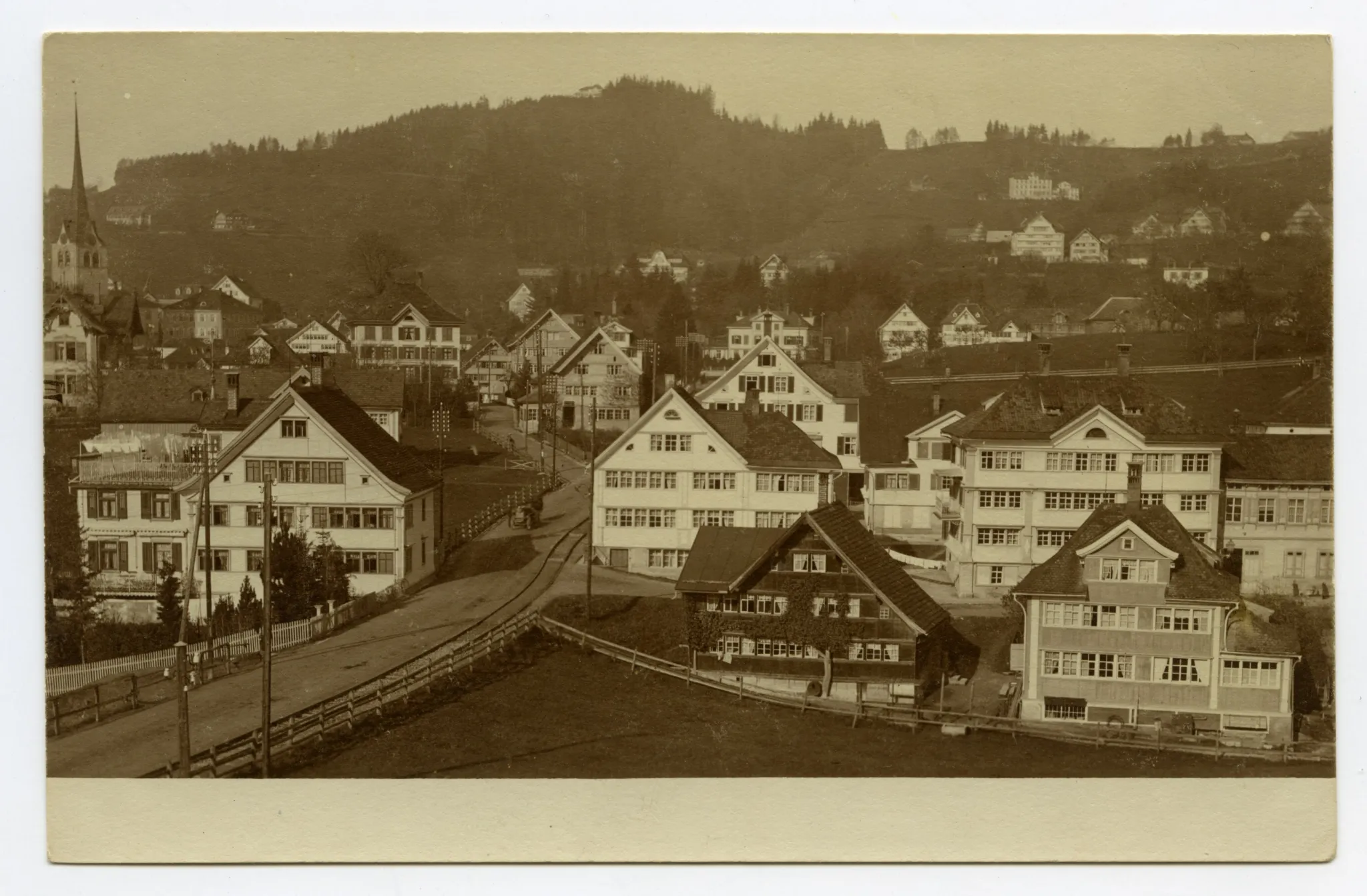 mit Fuhrwerk auf Strasse (Pferd? Ochse?), Blick zu Frölichsegg, Bad Sonder, Grubenmannkirche (z.T.), gleiches Foto wie Ho.07-020 (vgl. Hc.20-15, und Hc.20-14)