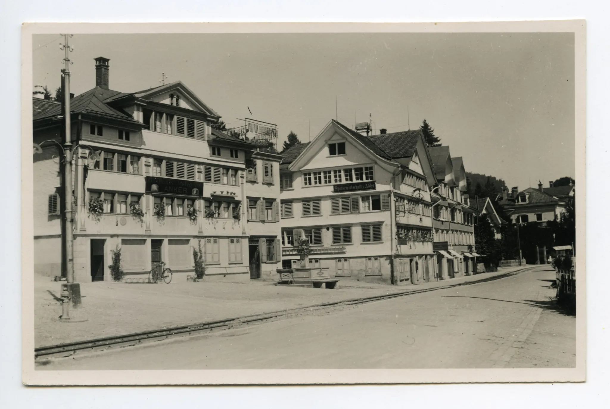 mit „Anker“ und „Adler“, Blick zur Villa Roth