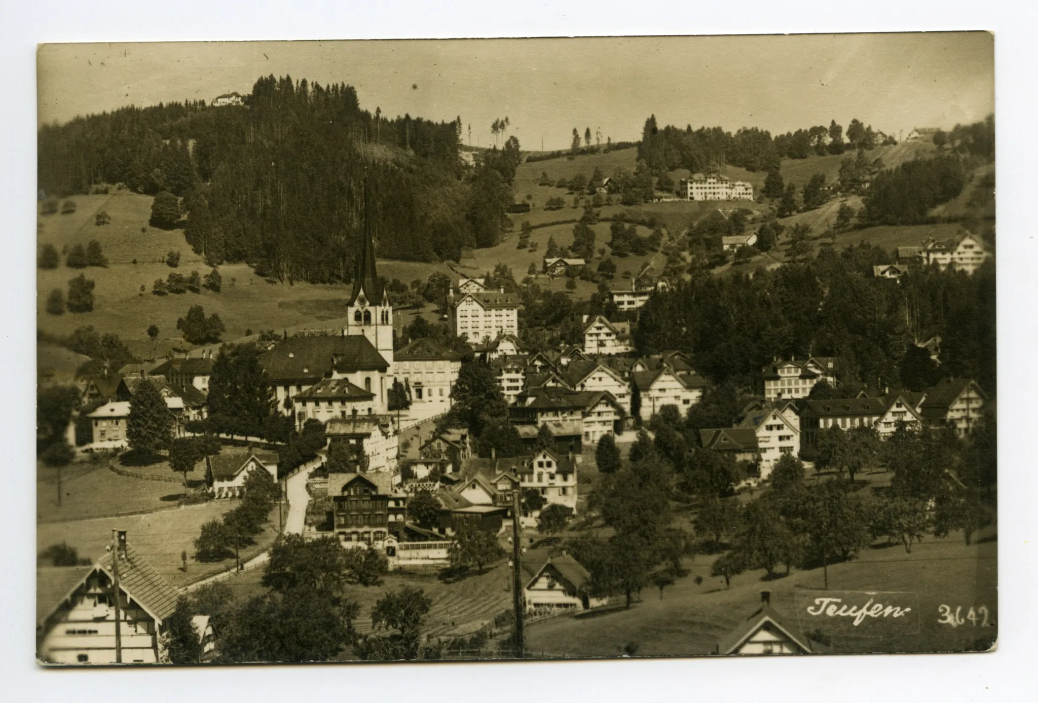 mit Bächli, Dorfplatz, Grubenmannkirche, Hörli-Schulhaus. Blick zu Bad Sonder und Frölichsegg
