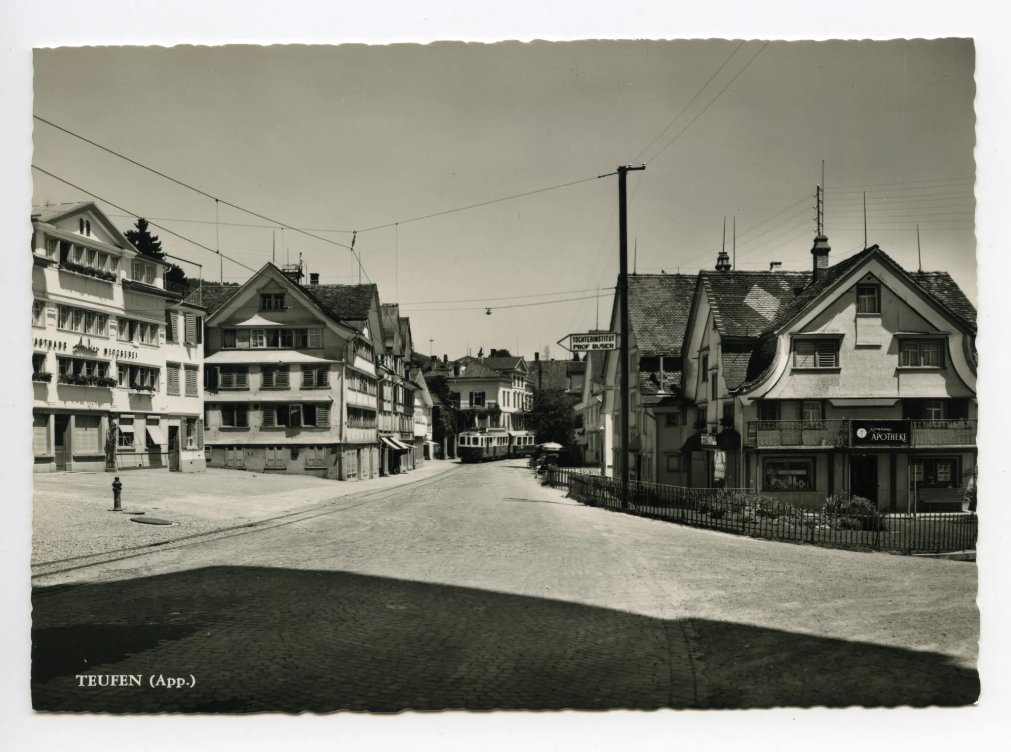 „Anker“, ehem. Haus „Adler“, Einlenker Hechtstrasse, Kornhändlerhaus („Kornhaus- Apotheke“), Komposition SGA auf Dorfstrasse Ost, Fahrtrichtung St. Gallen. Wegweiser: „Töchterinstitut Prof. Buser“