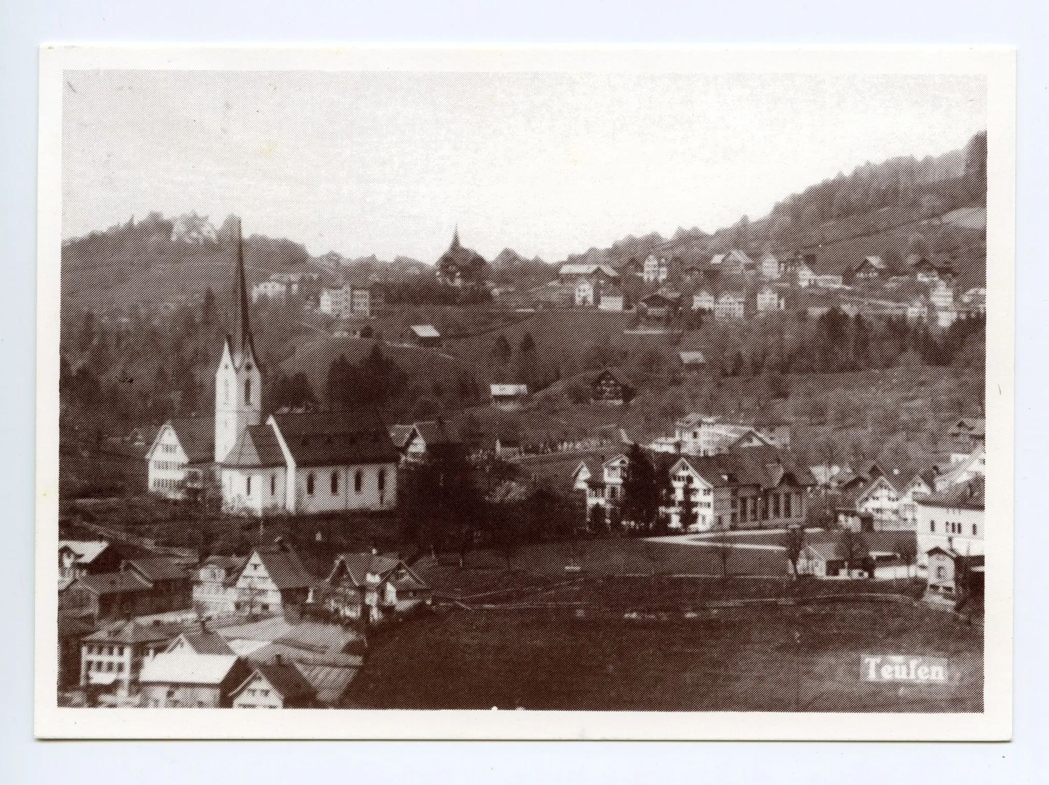Alte Kath. Kirche, Zeughaus, Linde. Blick via Friedhof / Bächli zum Eggli (Replika von Karte Ho.08-005, Bildausschnitt enger)