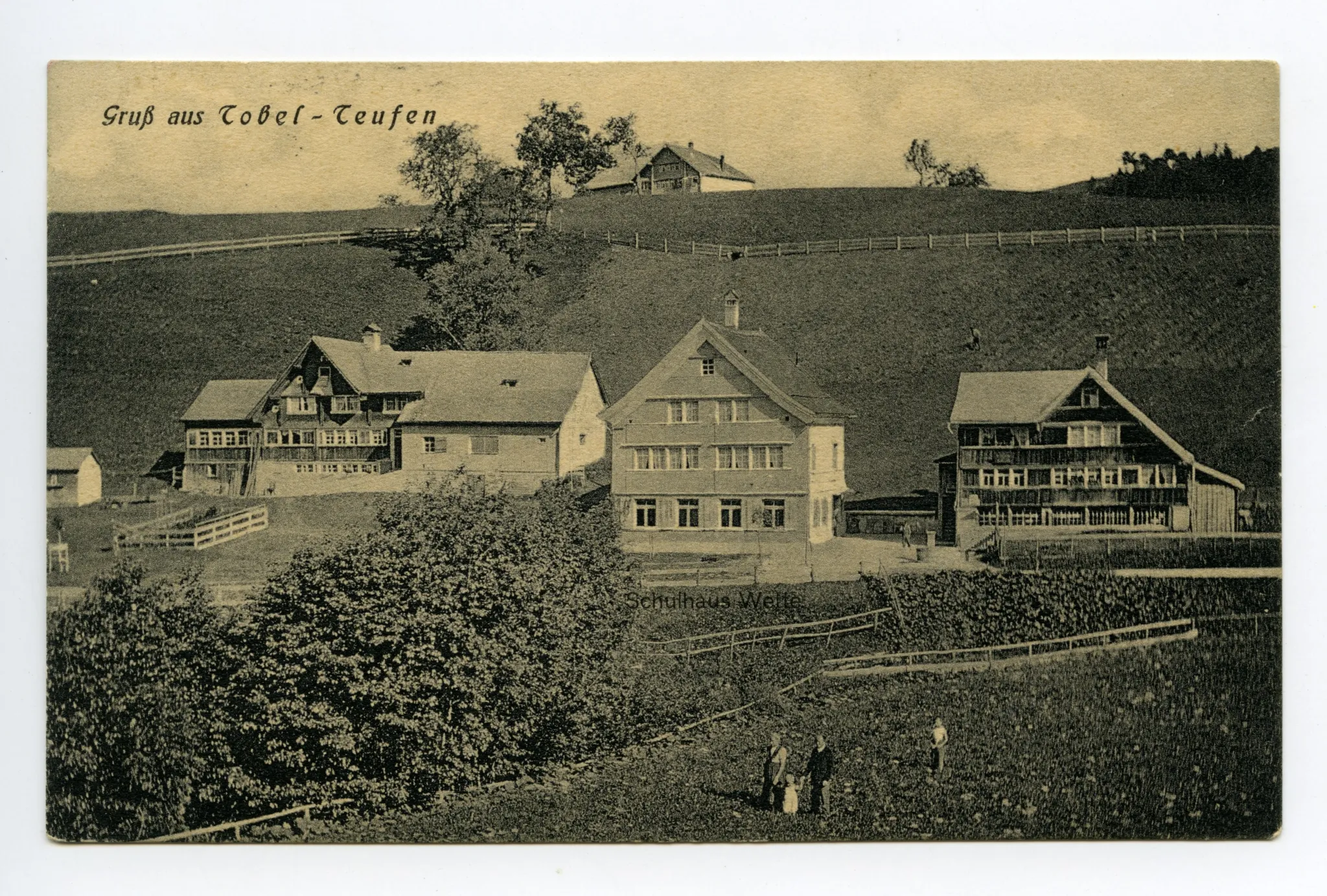Häusergruppe westlich beim „Pfauen“. Leute posieren auf Wiese (siehe Ho.09-004)