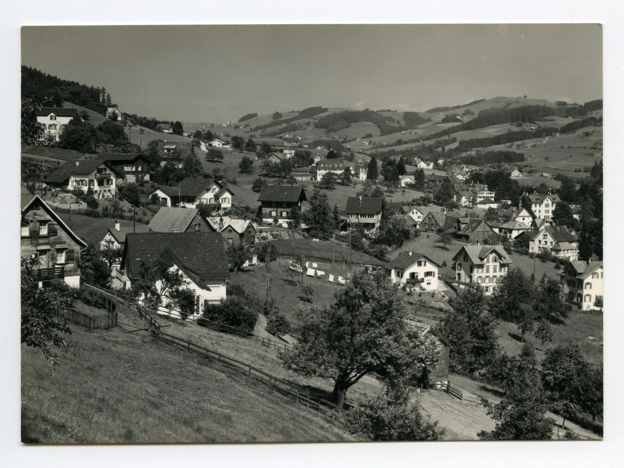 Blick Richtung Osten. Fernblick am äussersten oberen linken Bildrand (nur Westfassade)