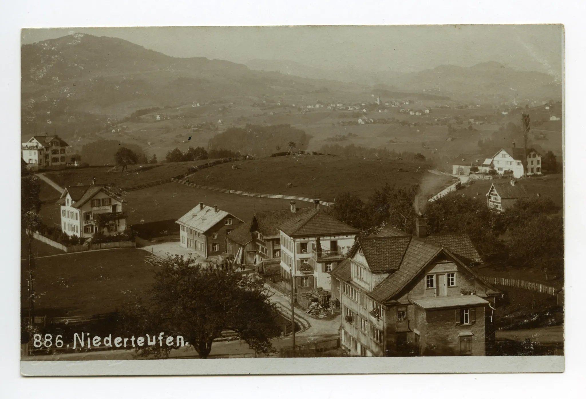Vorne: „Rössli“. Blick nach Stein, Hundwil, Hundwiler Höhe