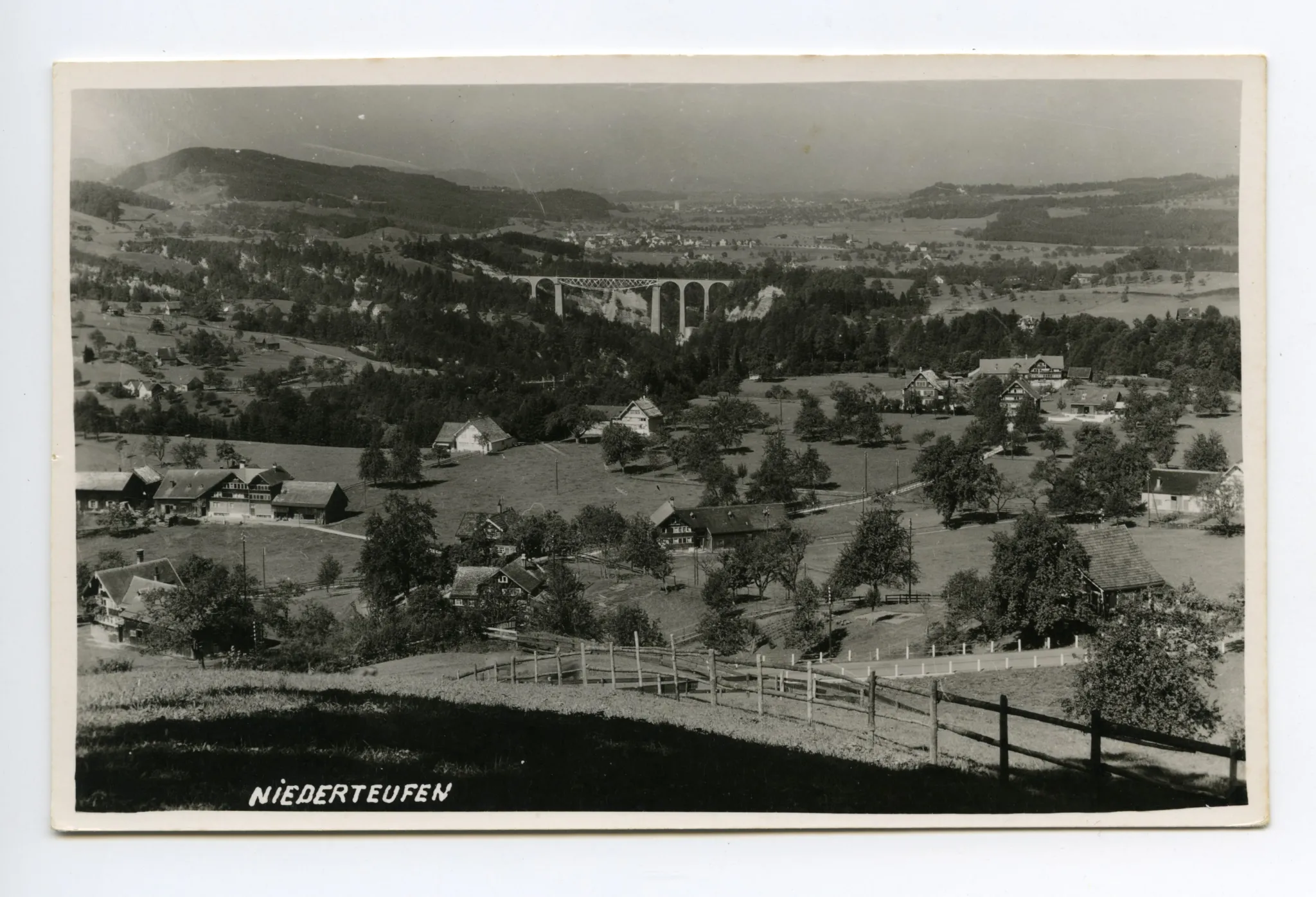 Blick via Sitterviadukt (BT-Brücke) und Gossau ins Fürstenland