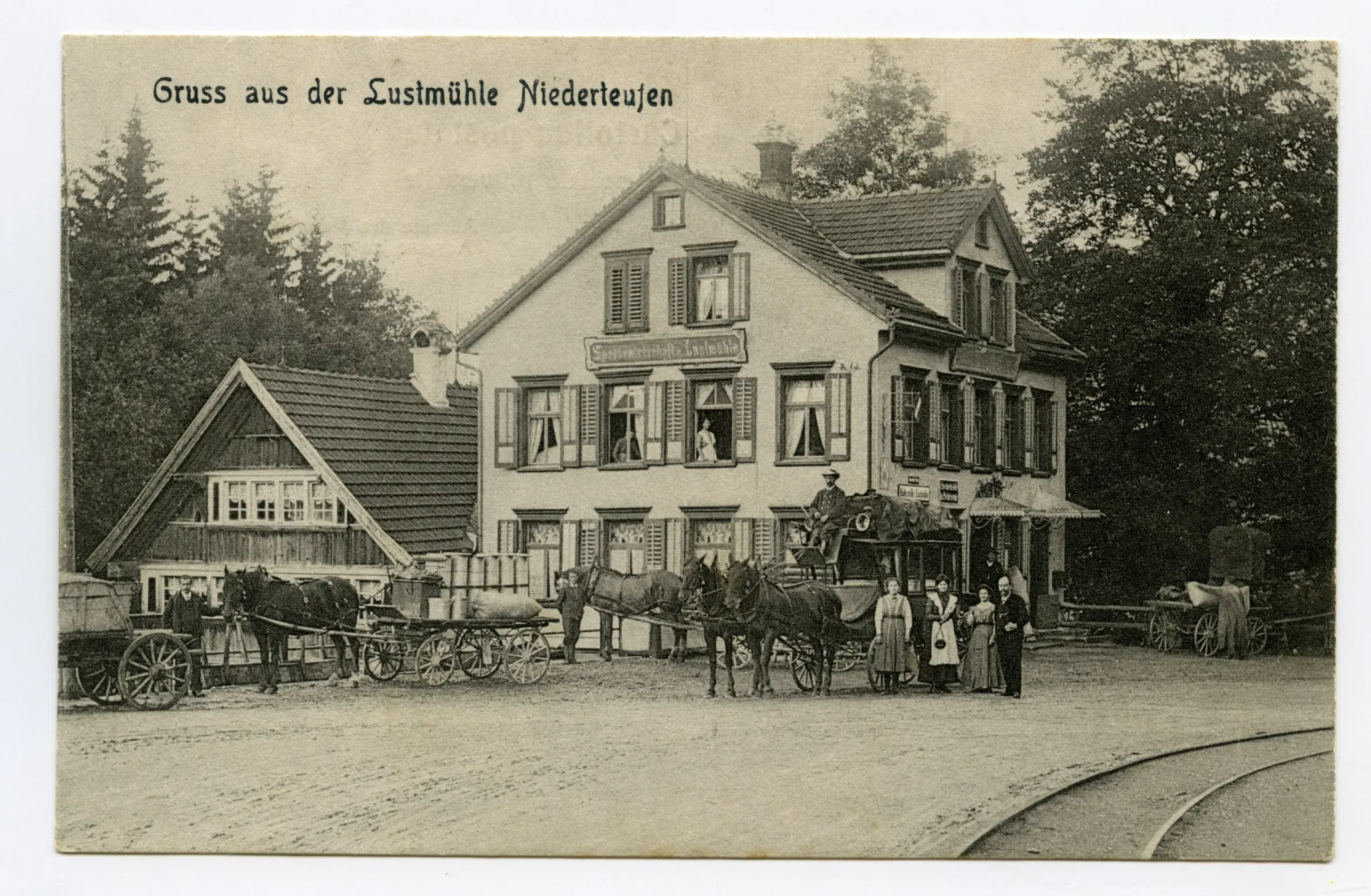 Gasthaus und Bahngleis. Postkutsche mit posierenden Fahrgästen, Pferde-Fuhrwerke. Blick Richtung Nordwesten