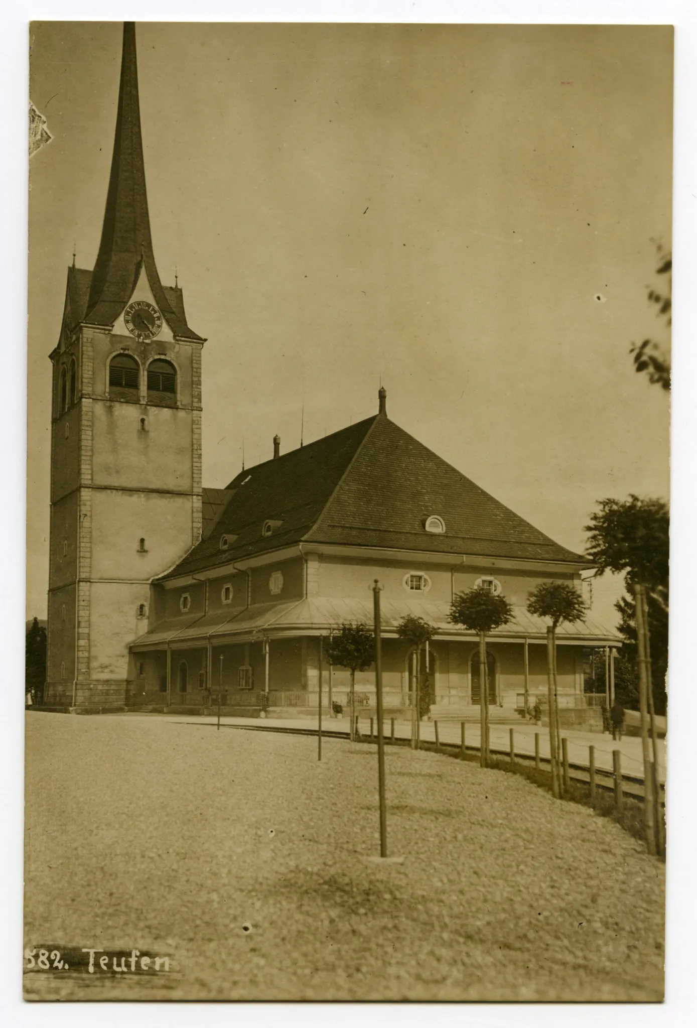 vom Vorplatz des alten Bahnhofs aus gesehen, mit Bahngeleise (nach 1908), Alleebäumen, Kiesplatz