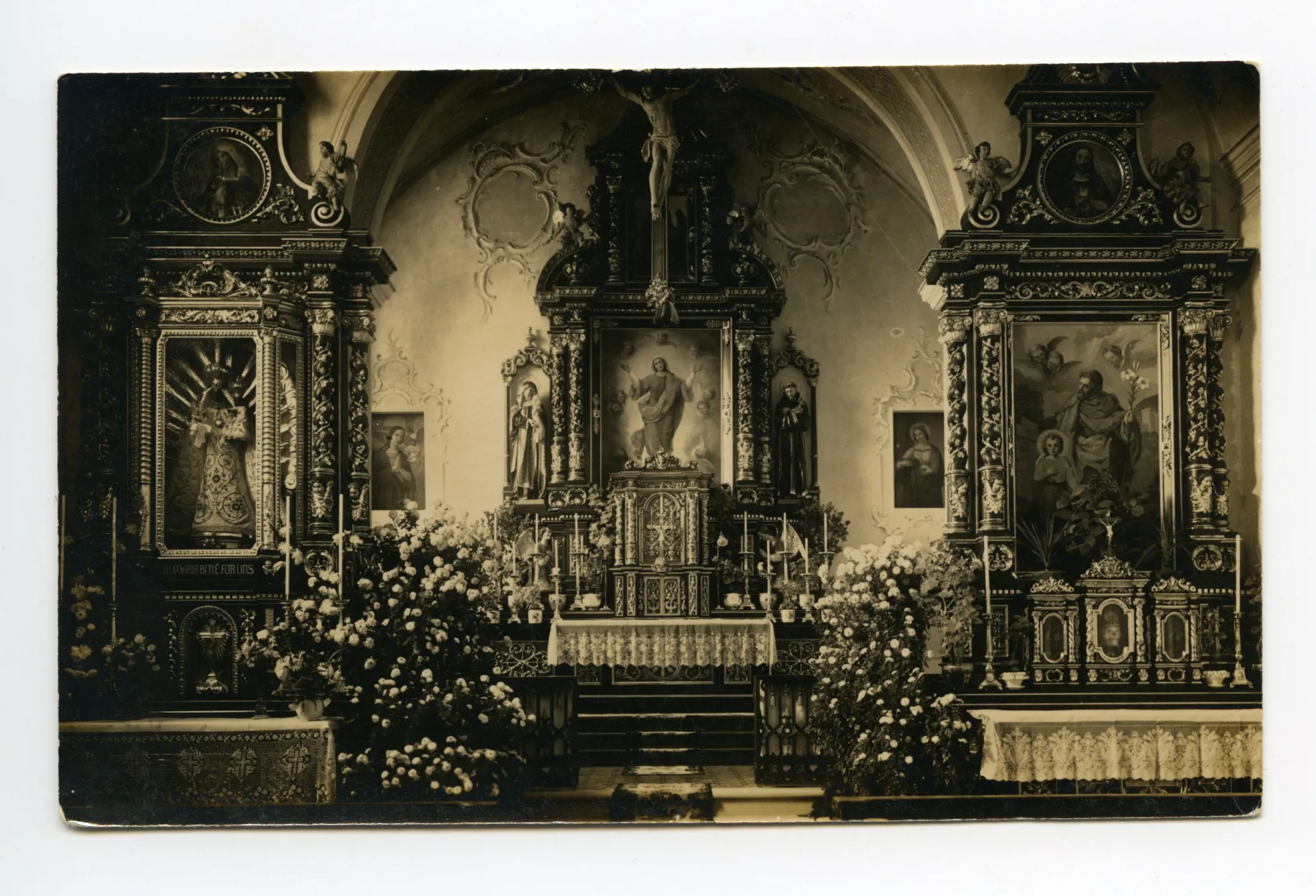 Chorraum mit Hochaltar und beiden Seitenaltären
