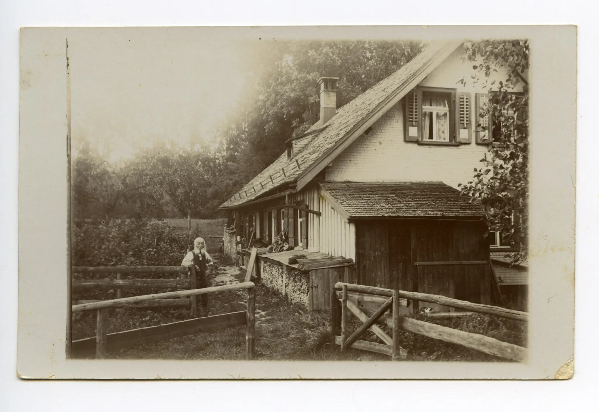 Ansicht des Hauses „Barake Engler“ (abgebrannt ca. 1922) auf dem Gelände der Strafanstalt Gmündenmit Eigentümer und Bewohner Konrad Engler (03.03.1843-27.09.1921), Grossvater von Ernst Engler, Männedorf (vgl. Hc.11-10, identisch)