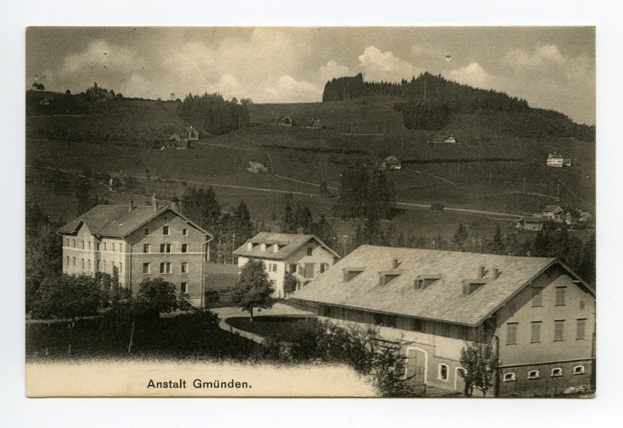 mit Hauptgebäude und Stall