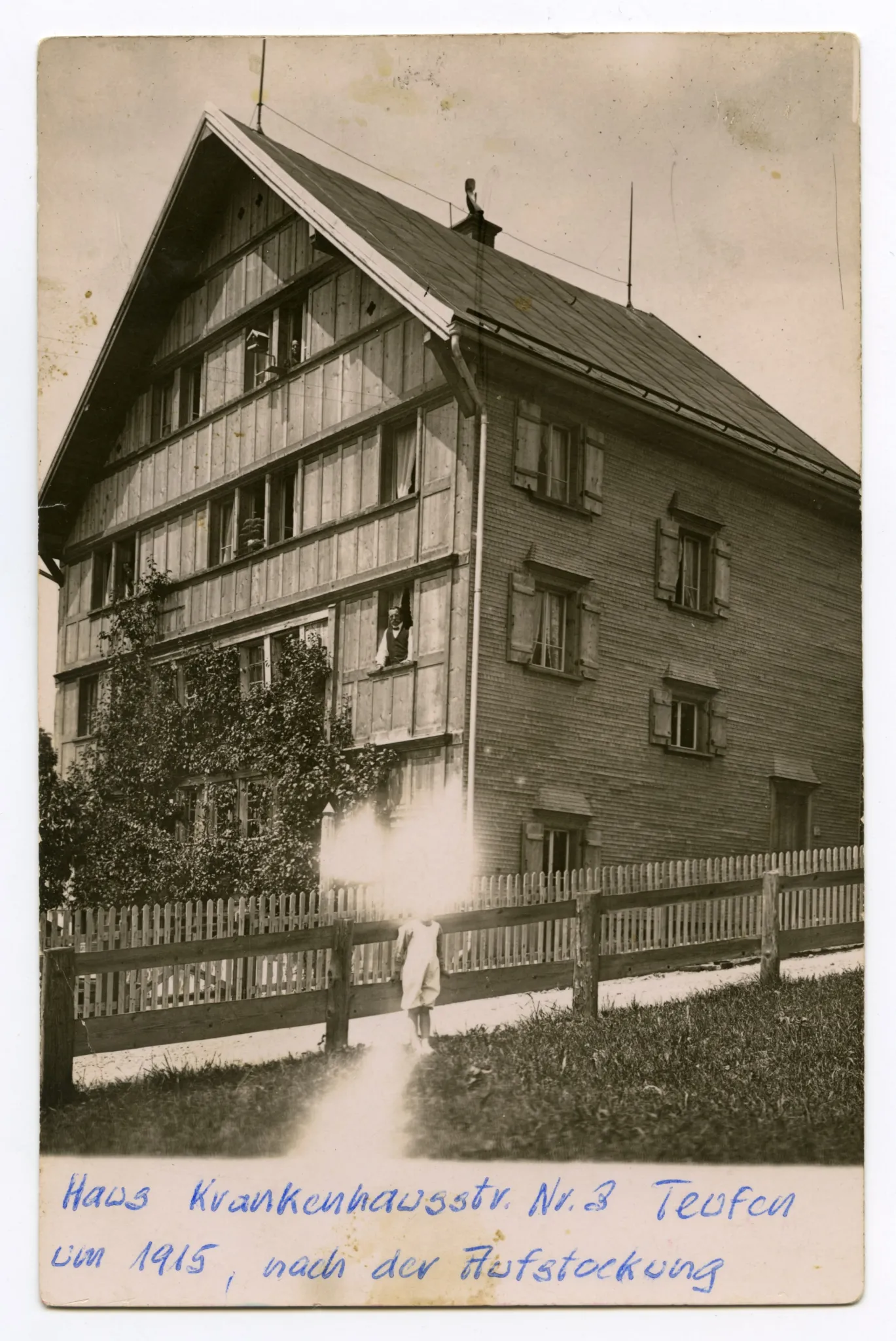 nach der Aufstockung, mit Bewohner aus dem Fenster schauend