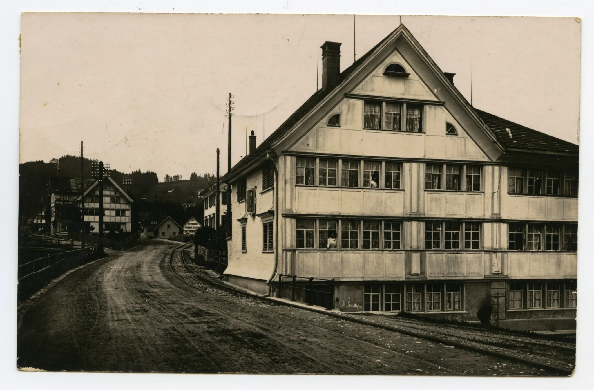Karte 1: Ansicht mit Bahngleis vor dem Haus, aber noch ungeteerter Strasse; Karte 2: Karte mit zwei Ansichten: oben: Ansicht Haus Ebni 9, unten: Ansicht von Teufen mit alter katholischer Kirche aus Nordosten und Säntis im Hintergrund