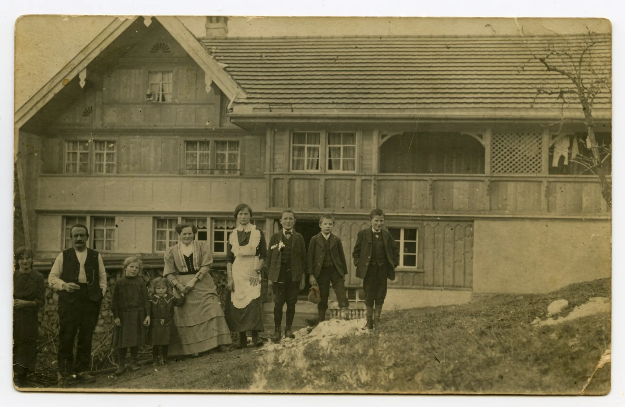 Ansicht mit Familie Boos vor dem Haus