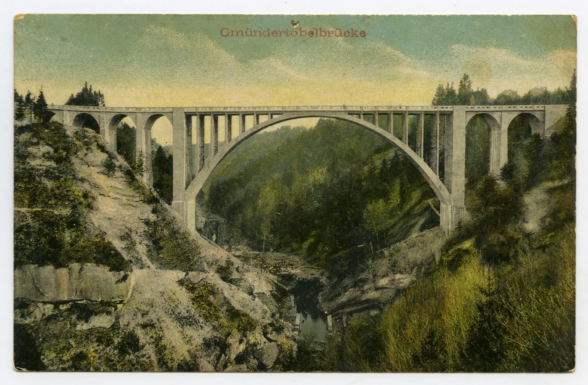 Ansicht der Brücke mit grösserem Ausschnitt des Tobels im Vordergrund