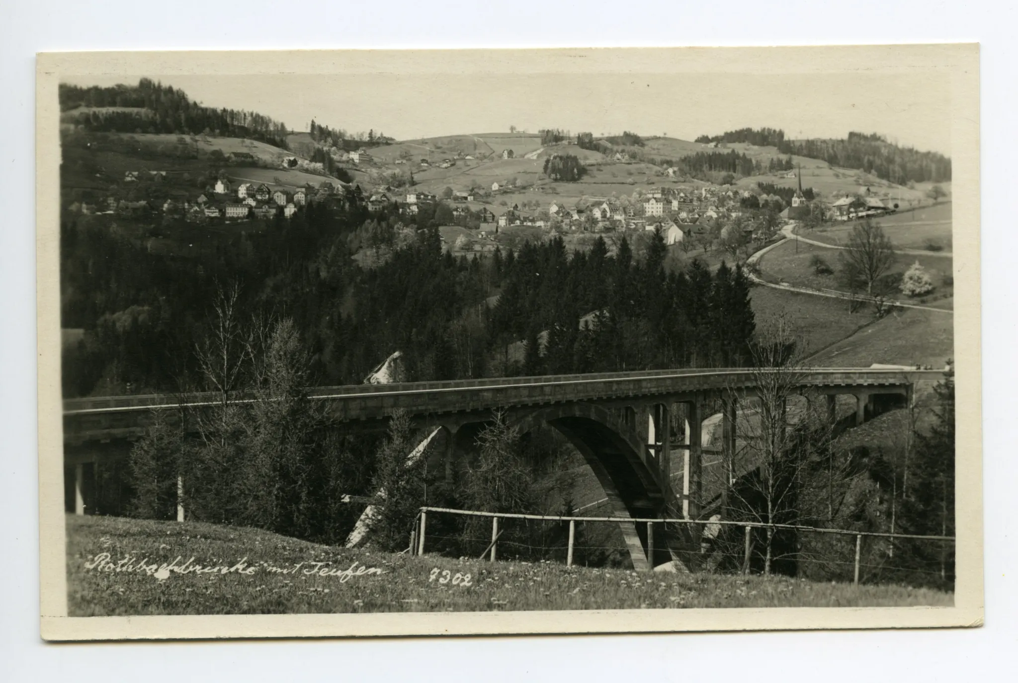 Ansicht der Brücke aus Süden mit Strassenverlauf Richtung Teufen, Ansicht von Teufen im Hintergrund