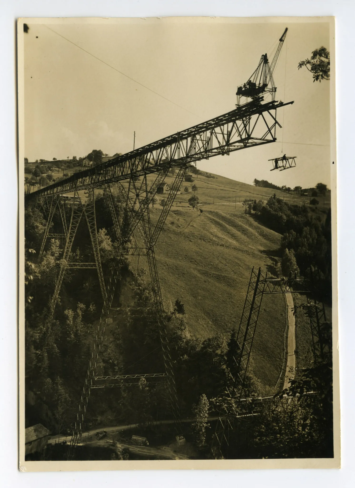 Ansicht der Brücke während der Bauphase mit Gerüst und Bauarbeiter auf dem Gerüst; Bau der Brücke 1936-1937; Karte 1: Hochformat; Karte 2: Querformat