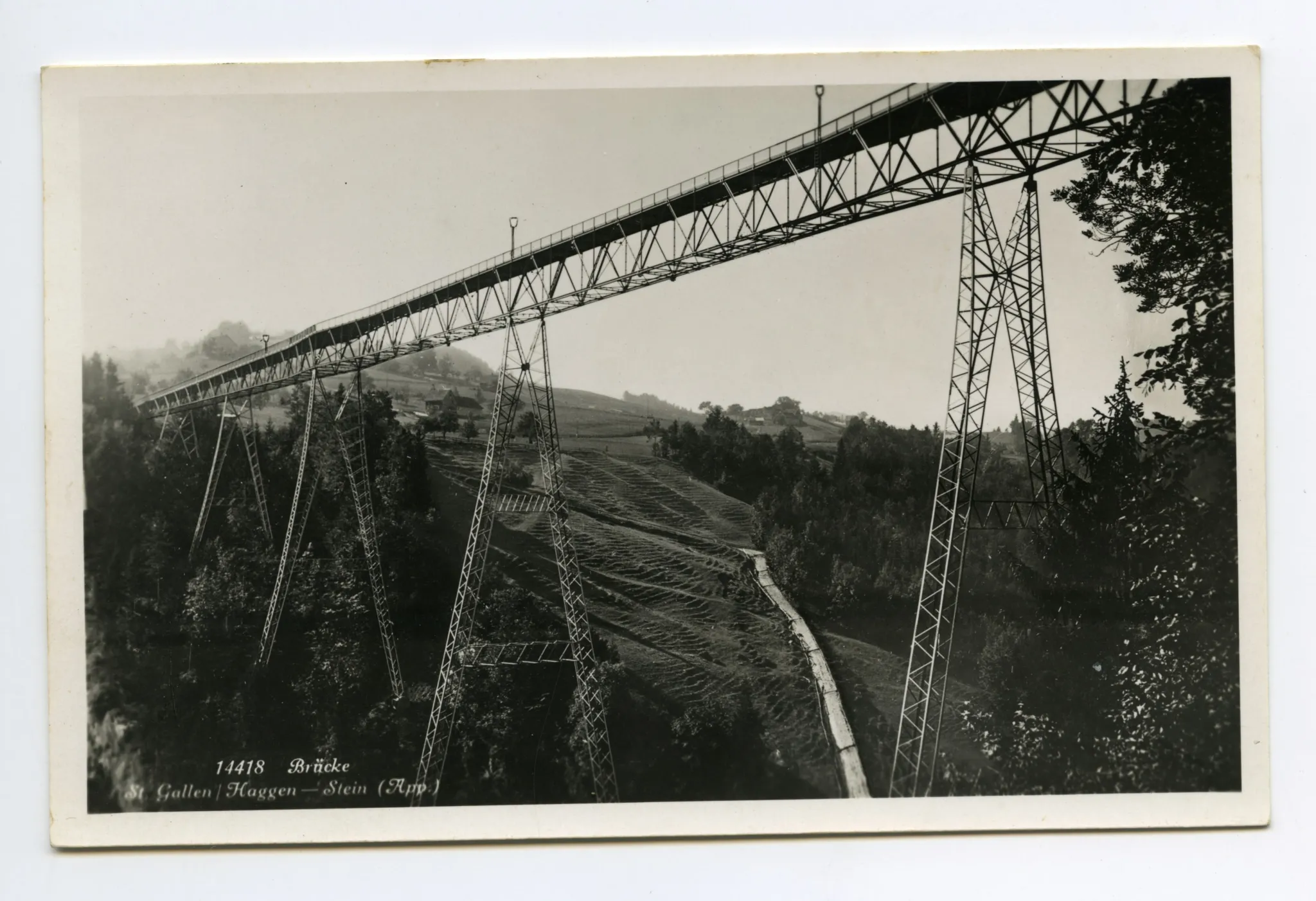 Ansicht der Brücke von schräg unten Richtung Stein, mit und ohne fertigem Belag