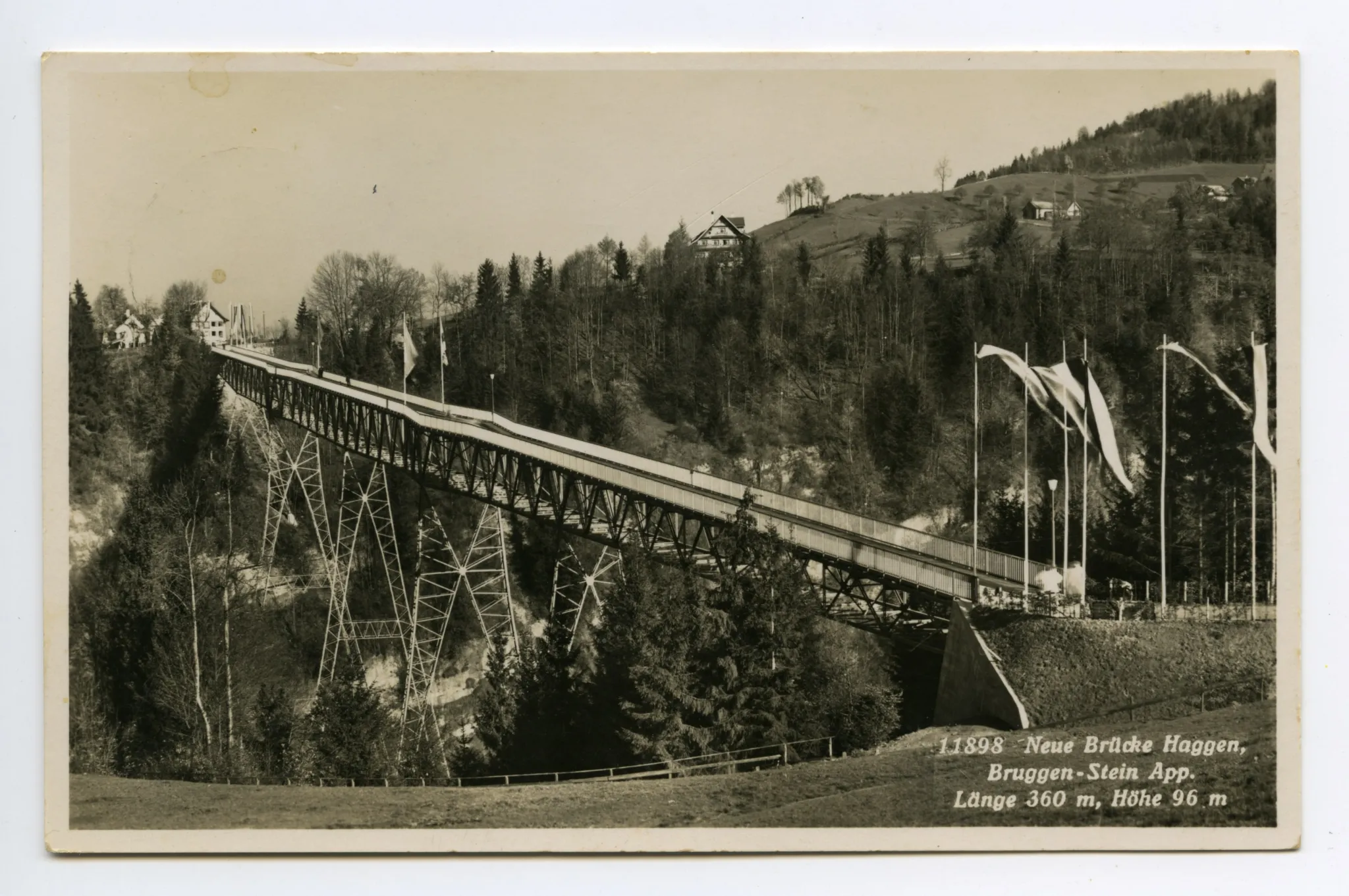 Ansicht der fertiggestellten Brücke Richtung St. Gallen; eingeweiht im Oktober 1937; Karte 1: mit Fahnenschmuck zur Einweihung