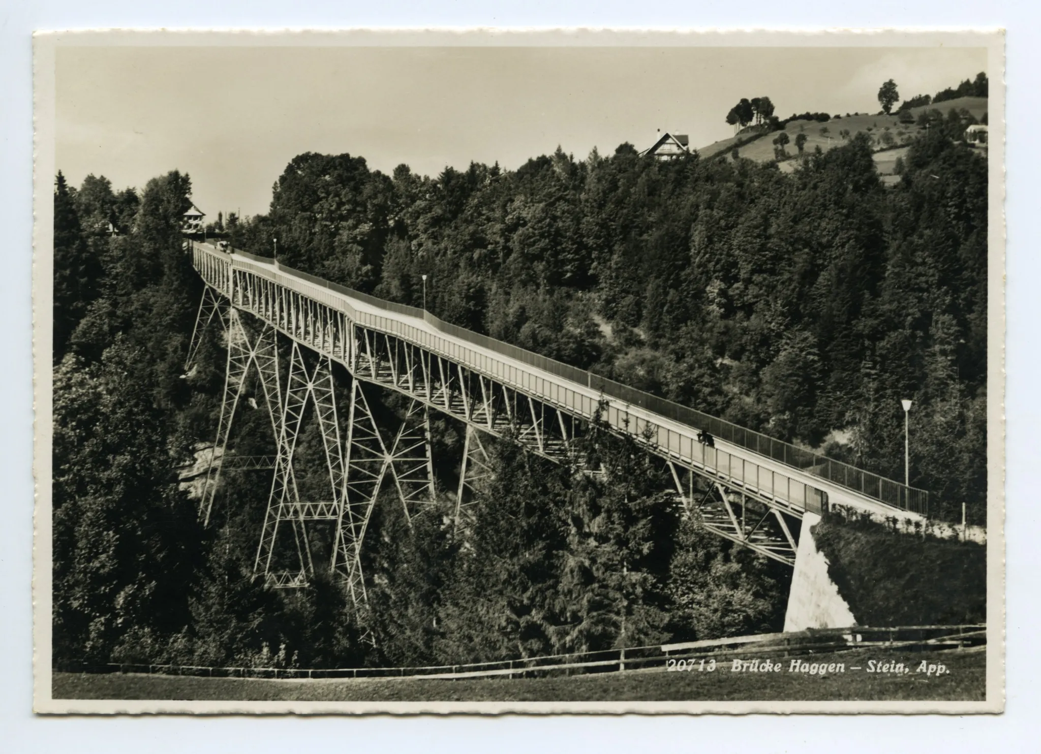 Ansicht der fertiggestellten Brücke Richtung St. Gallen; eingeweiht im Oktober 1937; Karte 1: mit Fahnenschmuck zur Einweihung