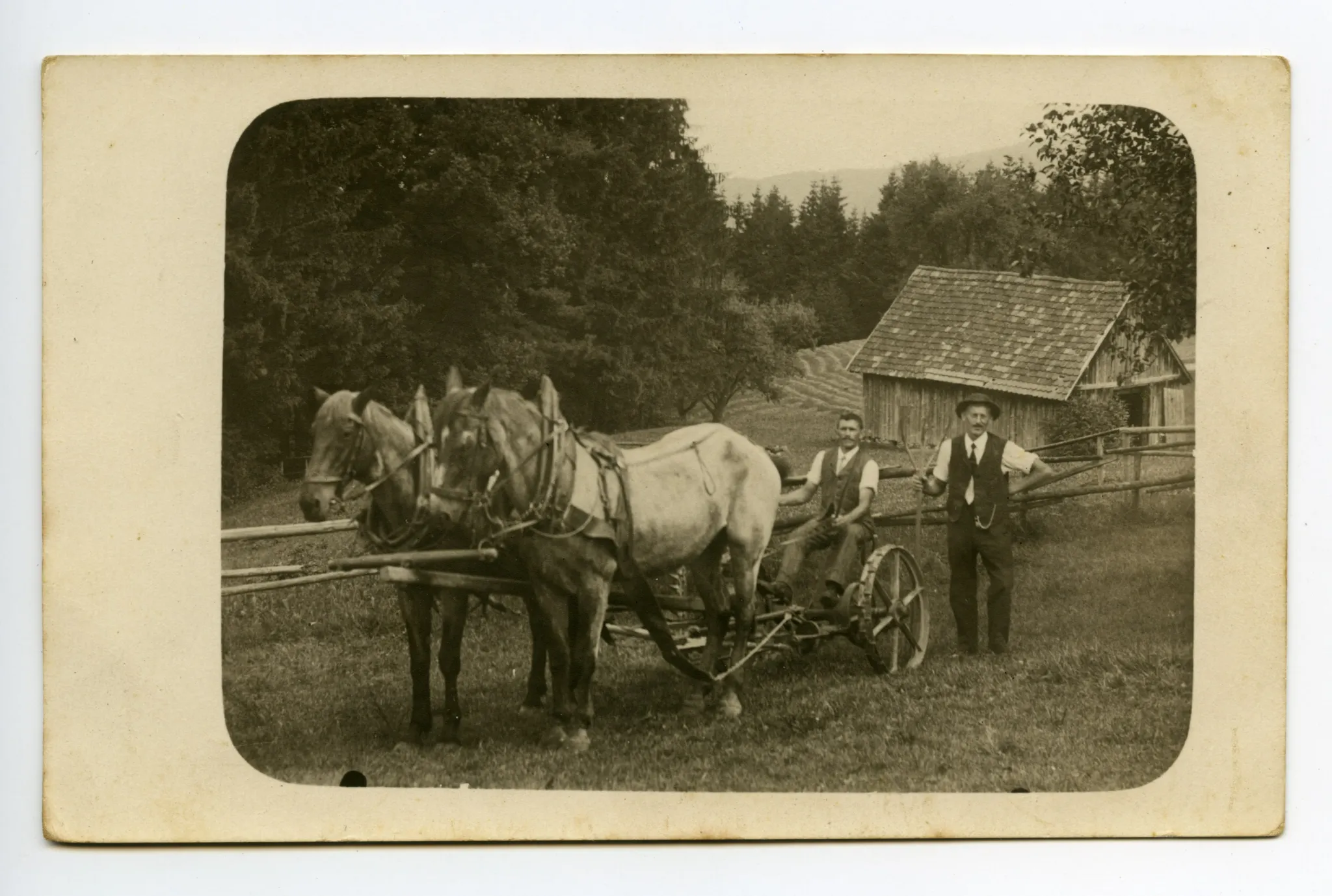 Ansicht von zwei Bauern mit Zweierpferdefuhrwerk auf dem Feld
