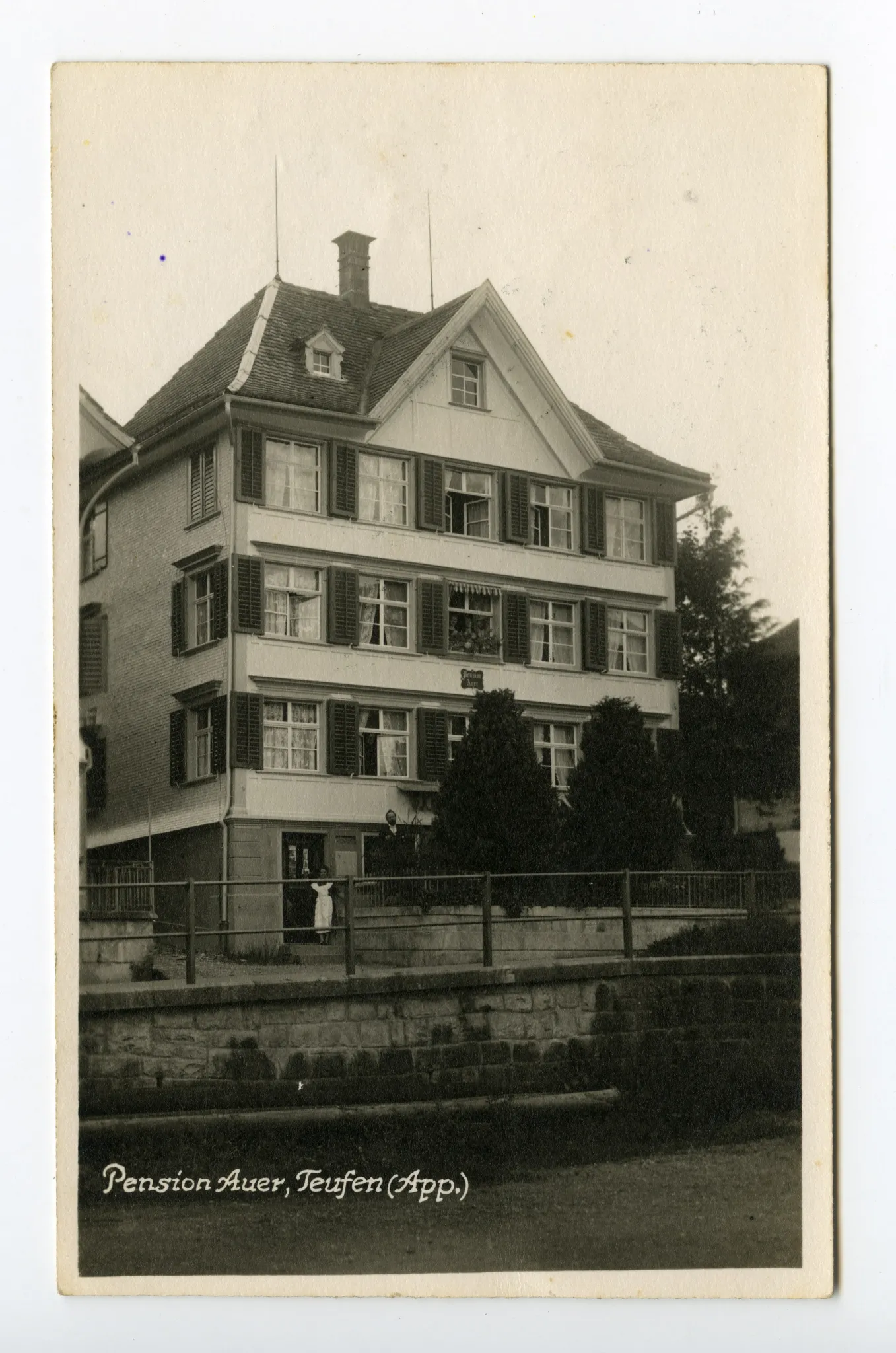 Einzelansicht mit Personen vor dem Haus, Frontalansicht