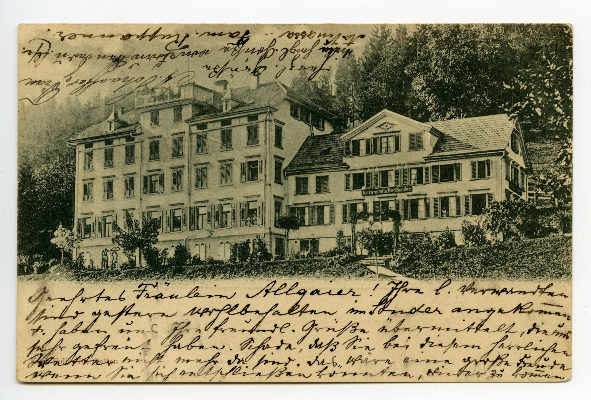 Einzelansicht von Süden mit Kurgästen am Fenster