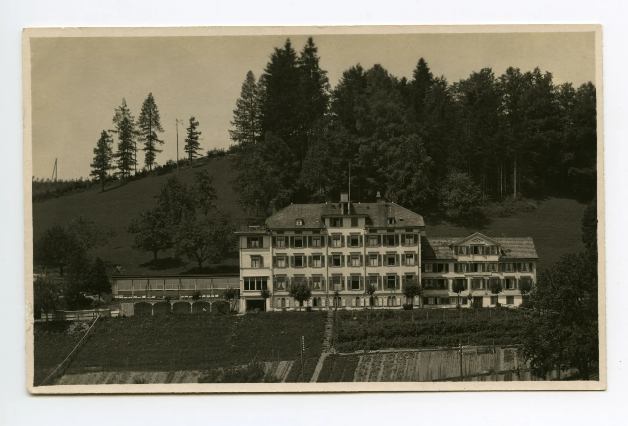 Gesamtansicht mit Garten und Gemüsebeet im Vordergrund; Karte 2:(vgl. Hc.08-15, identisch)