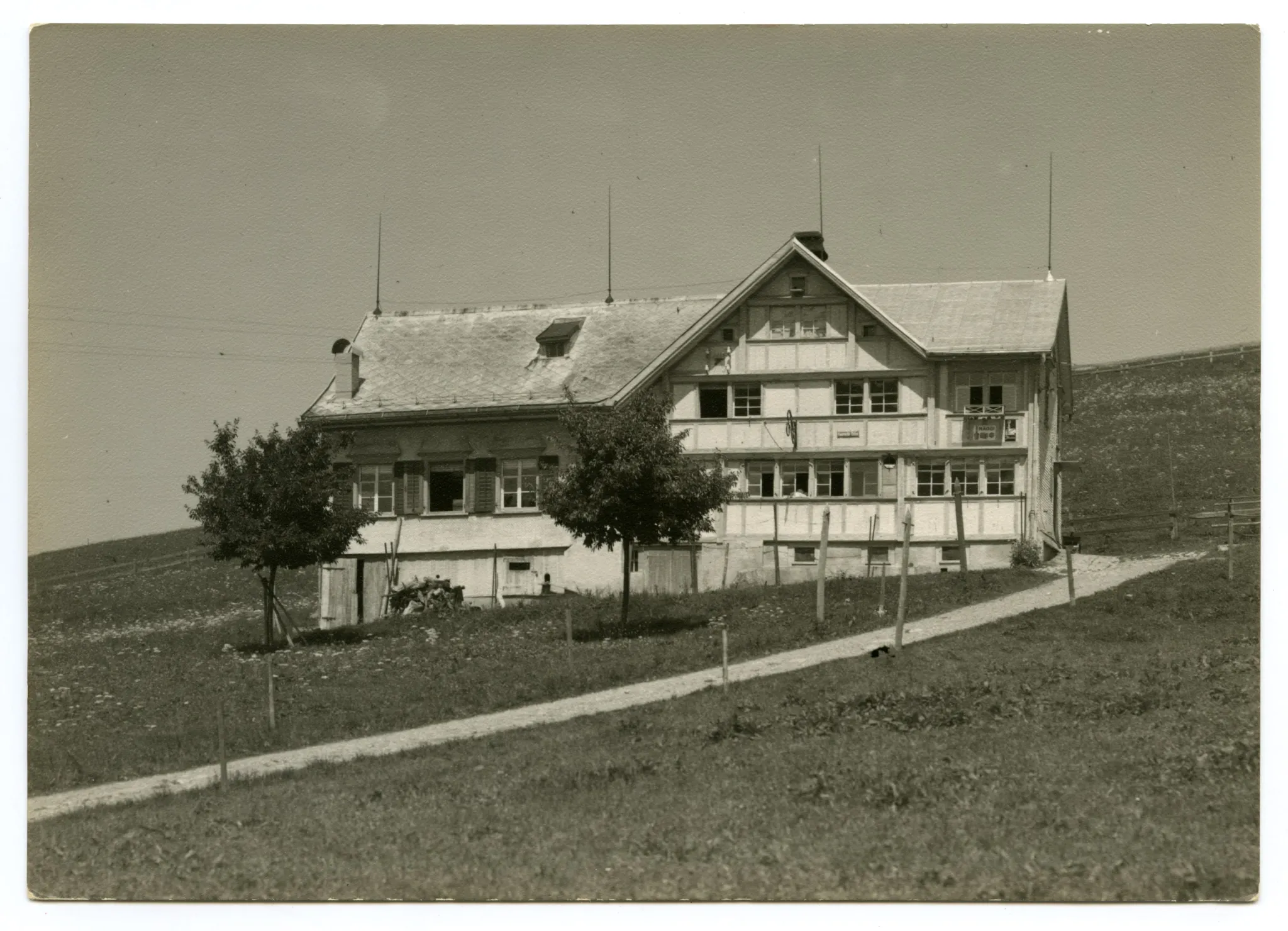 Gesamtansicht mit Zufahrtsstrasse