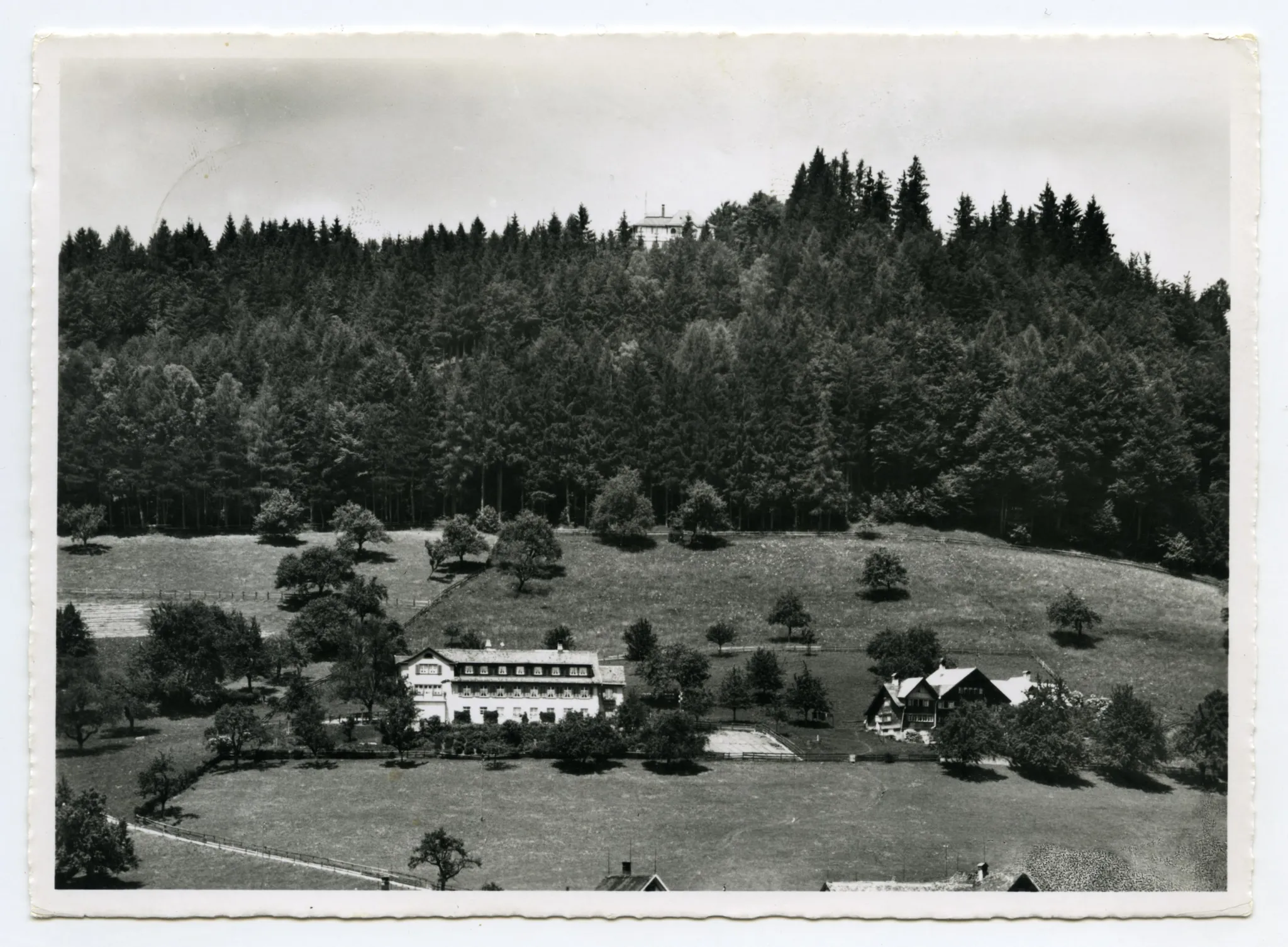Gesamtansicht aus Süden, Ansicht mit Garten, oberhalb sichtbar Restaurant Fröhlichsegg