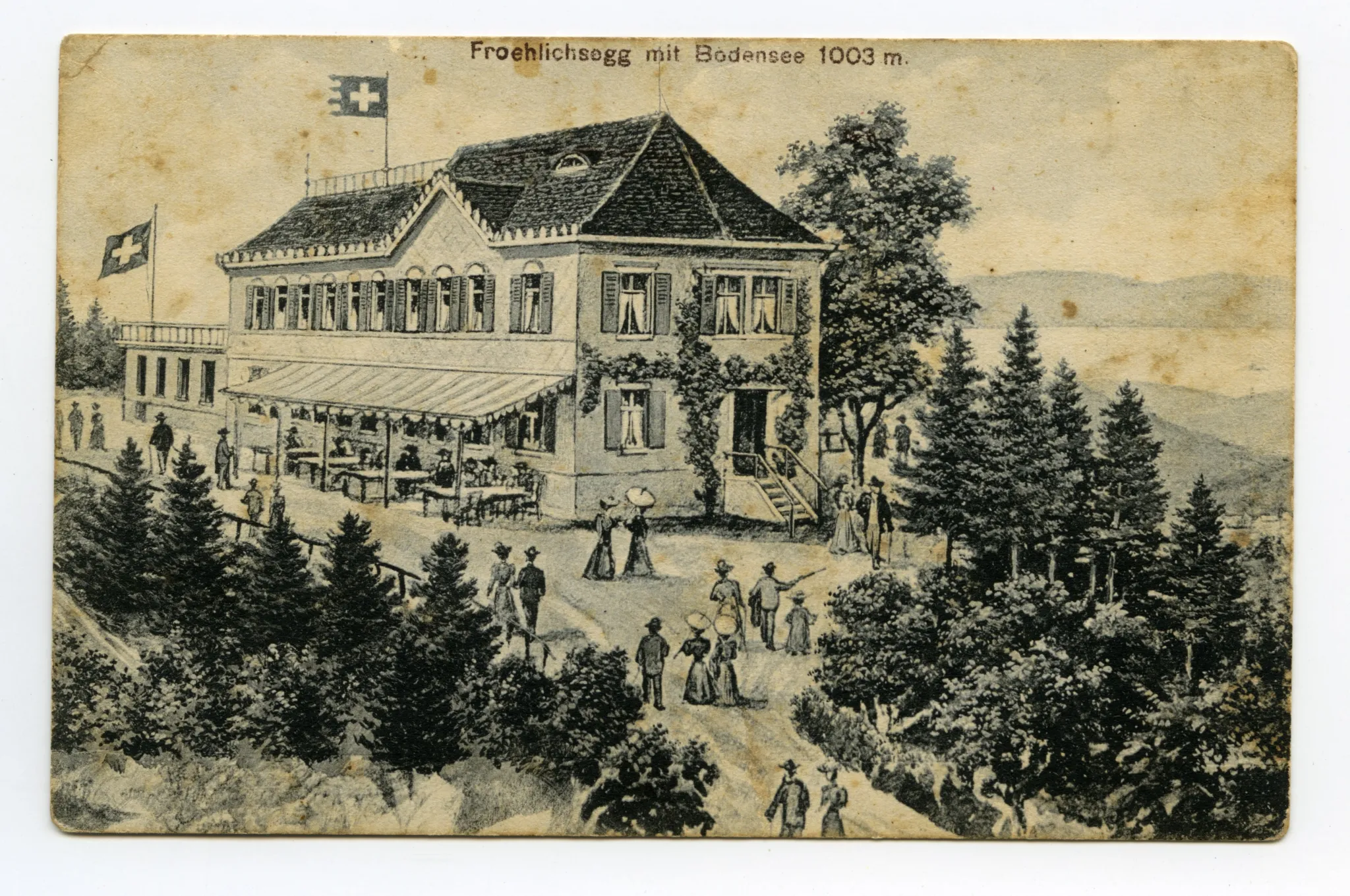 Ansicht von Südosten mit Ansichtsterrasse und flanierenden Gästen