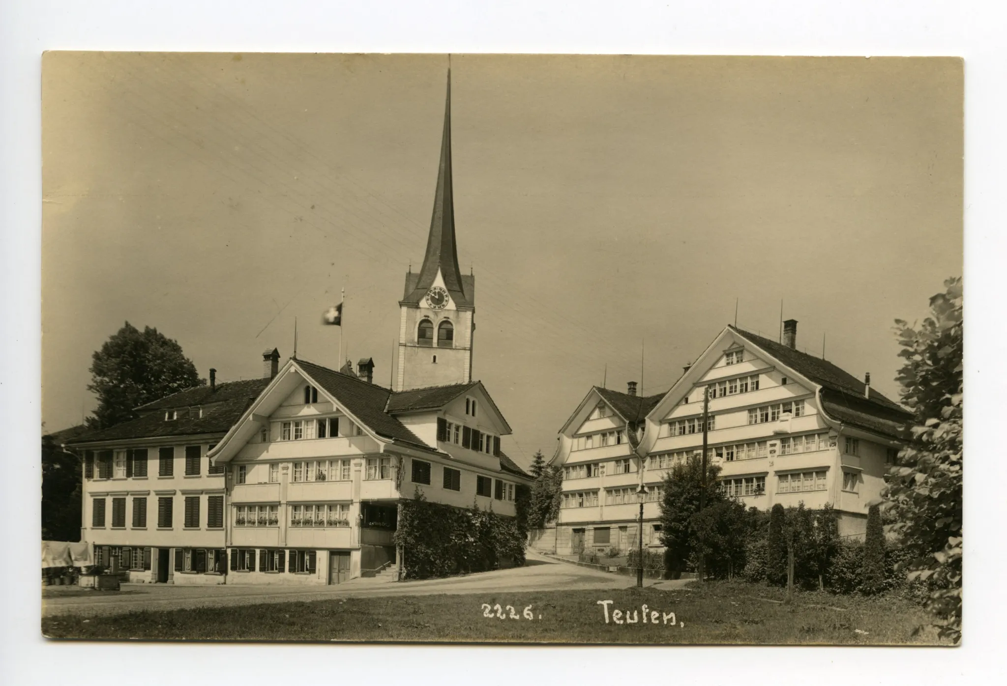Ansicht aus Südosten mit evang. Kirchturm und Rückansicht des „Kornhändlerhauses“