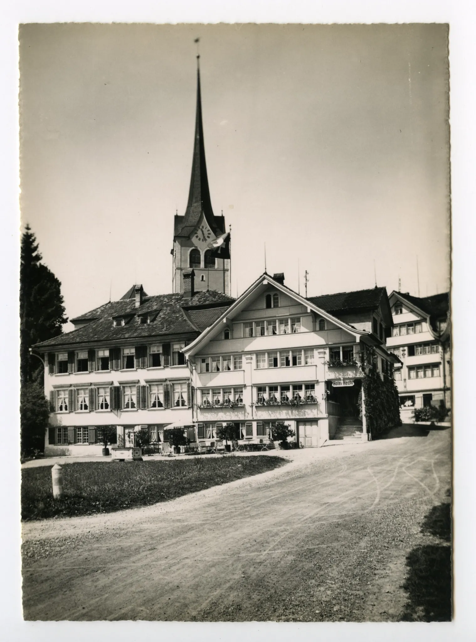 Ansicht aus Südosten mit evang. Kirchturm