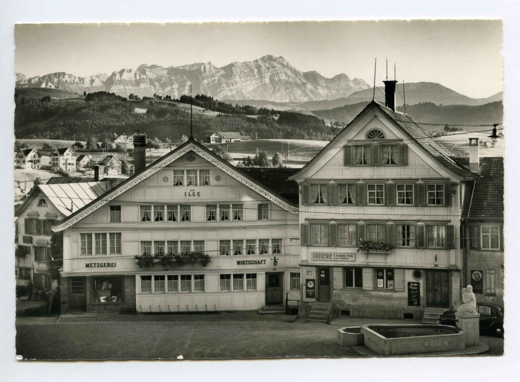 Gesamtansicht mit Dorgerie Schlatter im Bild, Dorfbrunnen, Alpstein im Hintergrund