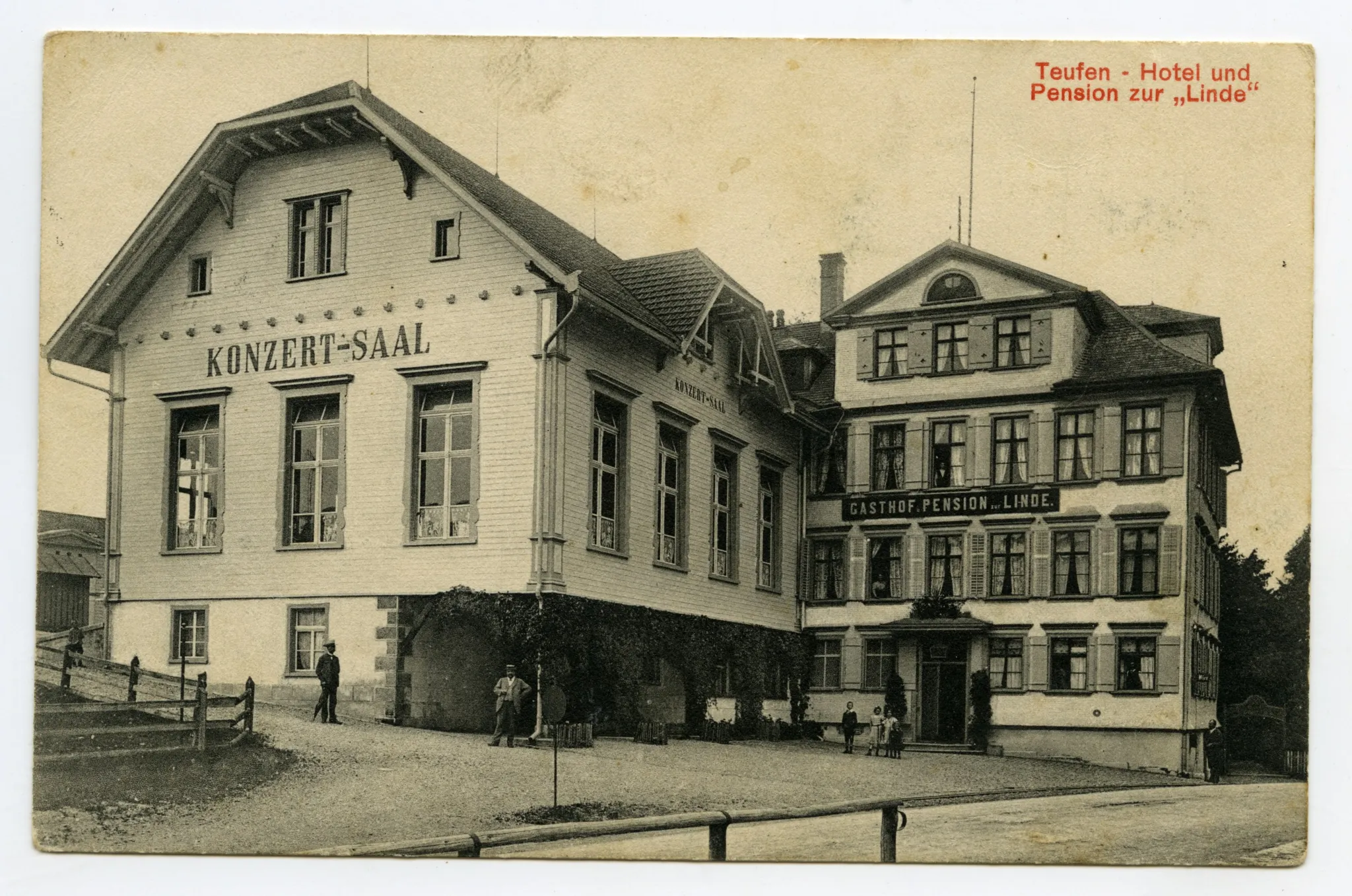 Ansicht aus Norden mit Konzertsaal und Personen davor und aus den Fenstern schauend