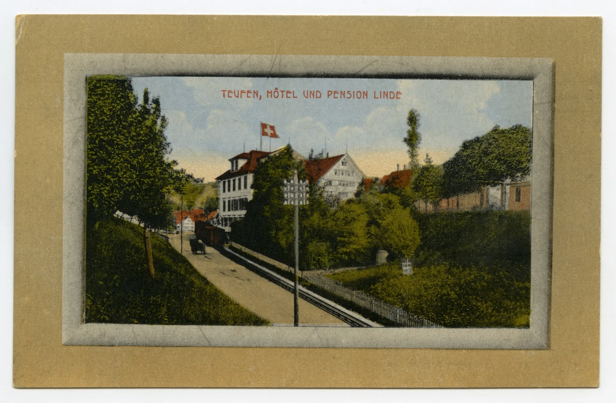 seitliche Ansicht aus Süden mit Bahnschienen, Bahn und Kutsche (vgl. Hc.08-09, identisch, Stempel 1912)