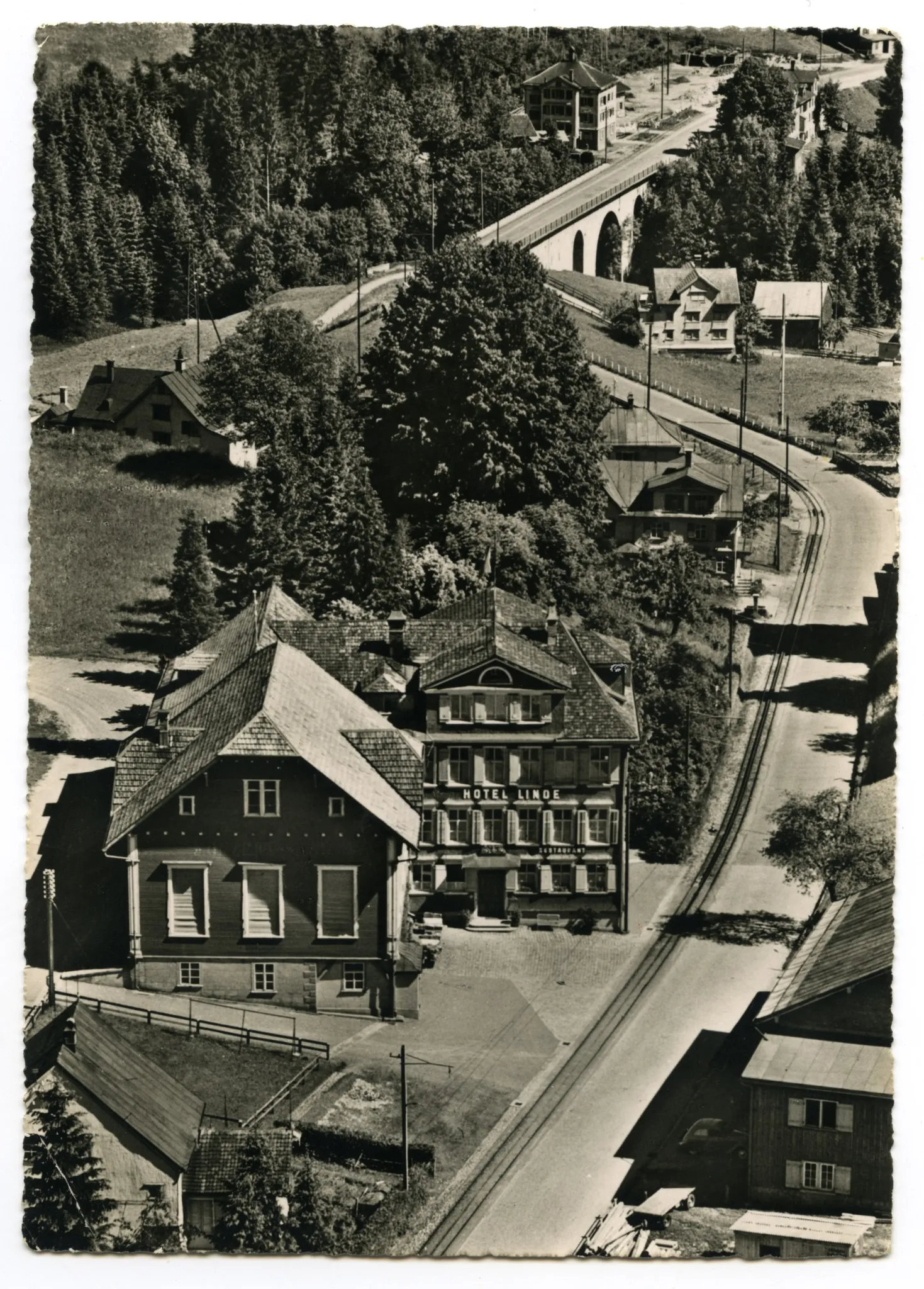 Hochformat, Luftbildaufnahme, mit Bühlerstrasse und Neubrücke