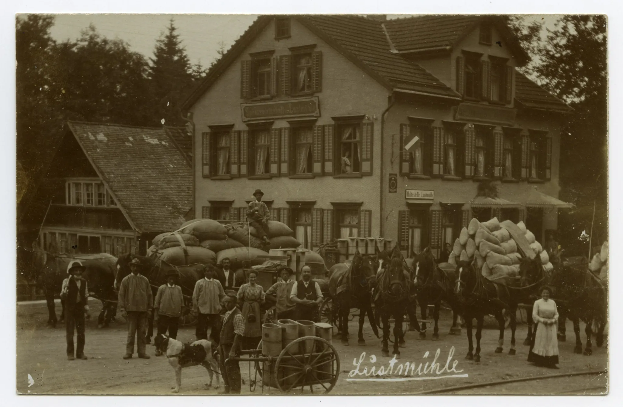 (Bäckerei bis ca. 1890), Ansicht mit Bahnhaltestelle, Milchmann, Müllereifuhrwerker (vgl. Hc.08-68, Repro der Postkarte)